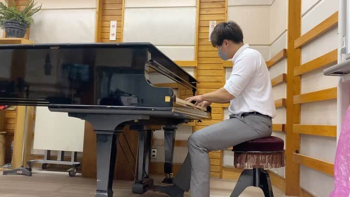 雫石将克のインスタグラム：「ピアノ弾いてみた。 トリルできません。指が動きません。が、、楽しい☺️ 楽しければよし！けど明日もっかい同じのを弾こう、、、🥺 #アナウンサー#ピアノ#音楽#高知#乙女の祈り」