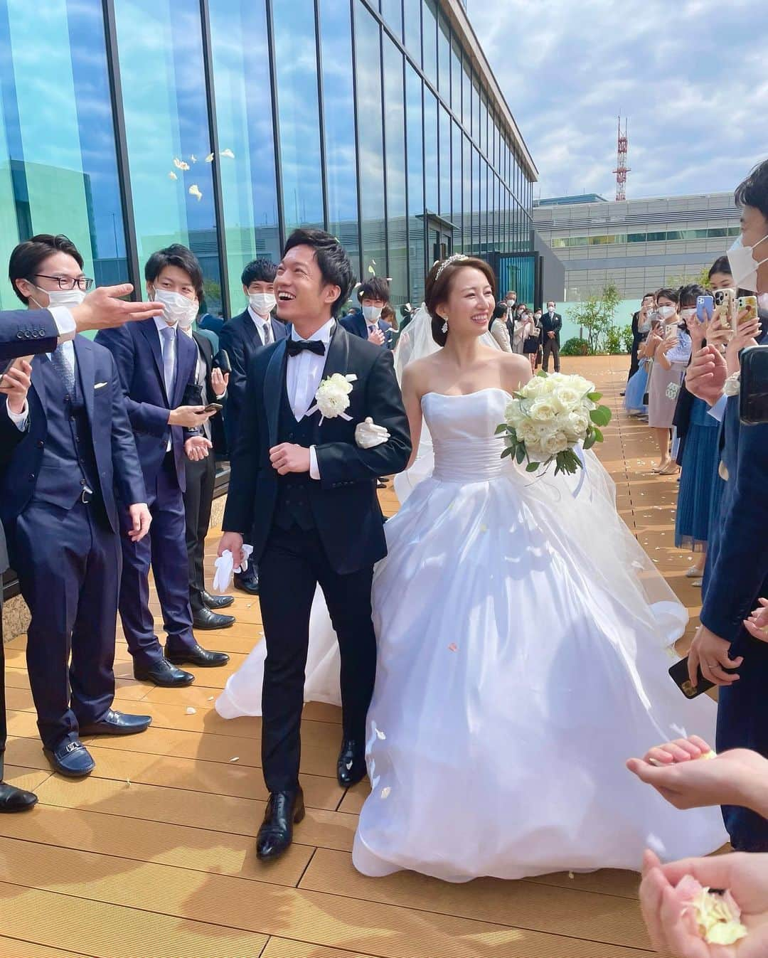 牧野結美さんのインスタグラム写真 - (牧野結美Instagram)「ななちゃんの結婚式👰‍♀️🤵‍♂️💓  先週末に参列してきました🤍  @shimodanana が本当に美しすぎた…😭💕 妖精かと思いました🧚‍♀️✨✨  優しい旦那様と幸せいっぱいの様子を見てると 感動してうるうるしっぱなし🥺💓  最後にななちゃんが読み上げたお手紙で 改めて、良い子だなあと実感🥲💓💓  社会人になって、こうして仲良くなれて本当に嬉しい❣️ 末永くお幸せに☺️🌸  #東京會舘花嫁 #東京會舘 #東京會舘ウェディング #結婚式コーディネート #結婚式お呼ばれ #可愛すぎる花嫁 #美しすぎる花嫁 #結婚式参列 #結婚式参列コーデ #結婚式参列ヘアセット #グレースコンチネンタル #グレースコンチネンタルドレス」3月26日 15時09分 - yumi_makino_