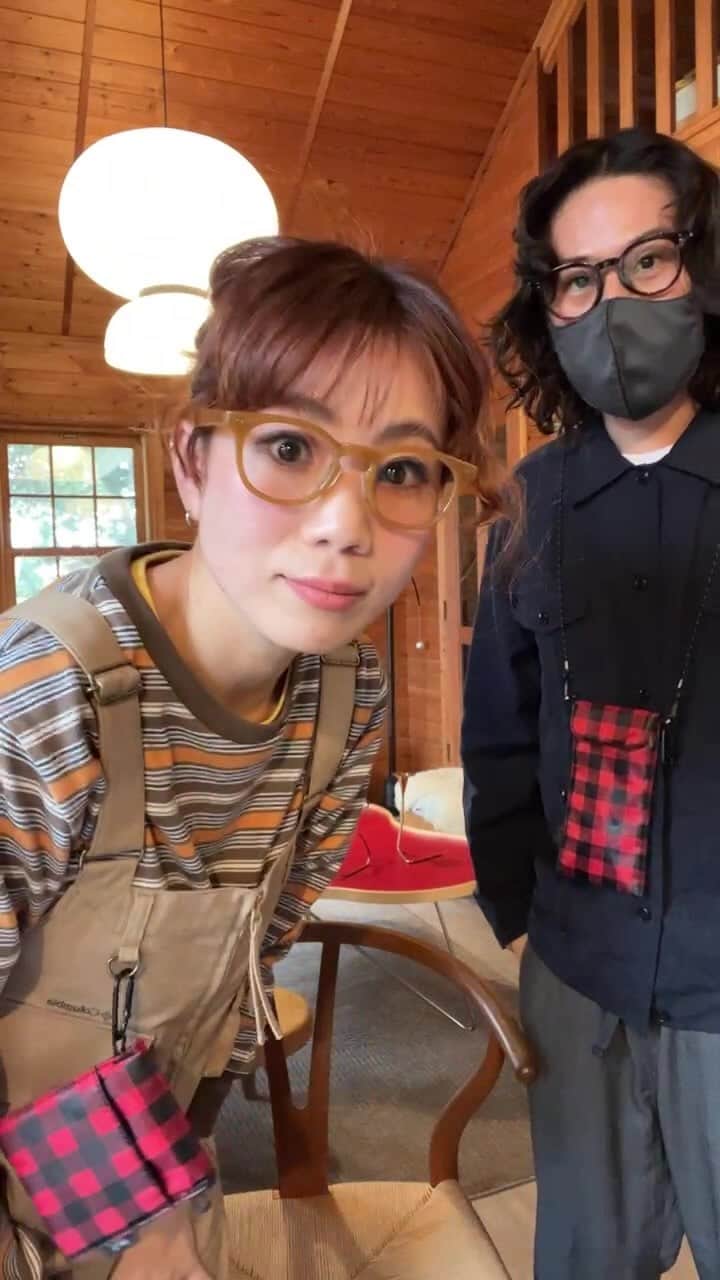Y U R I Eのインスタグラム：「71:00〜　前回のシリーズの話 68:00〜　1年間使ってみて調光サングラスの良かった点 65:00〜　ボスリントン 62:30〜　ズレない新構造のはなし 59:30〜　ボスリントン各色の紹介 53:00〜　ボスリントン私のおすすめ 51:00〜　ボスリントン クリア→サングラス 49:00〜　日本の調光ユーザー数、知名度の話 45:00〜　雪山では調光？偏光？？ 44:00〜　調光の寿命の話 40:00〜　クラウンパント 37:00〜　クラウンパント　べっ甲柄職人さんの話 35:00〜　クラウンパントブラック　クリア→サングラス 33:00〜　おもながさんはどれがいい？ 31:00〜　レンズの色展開について 29:00〜　偏光レンズ 26:00〜　折りたたみサングラス 24:00〜　ケースの話 10:00〜　全フレーム全色つけてみた  🤓😎☀️☁️」