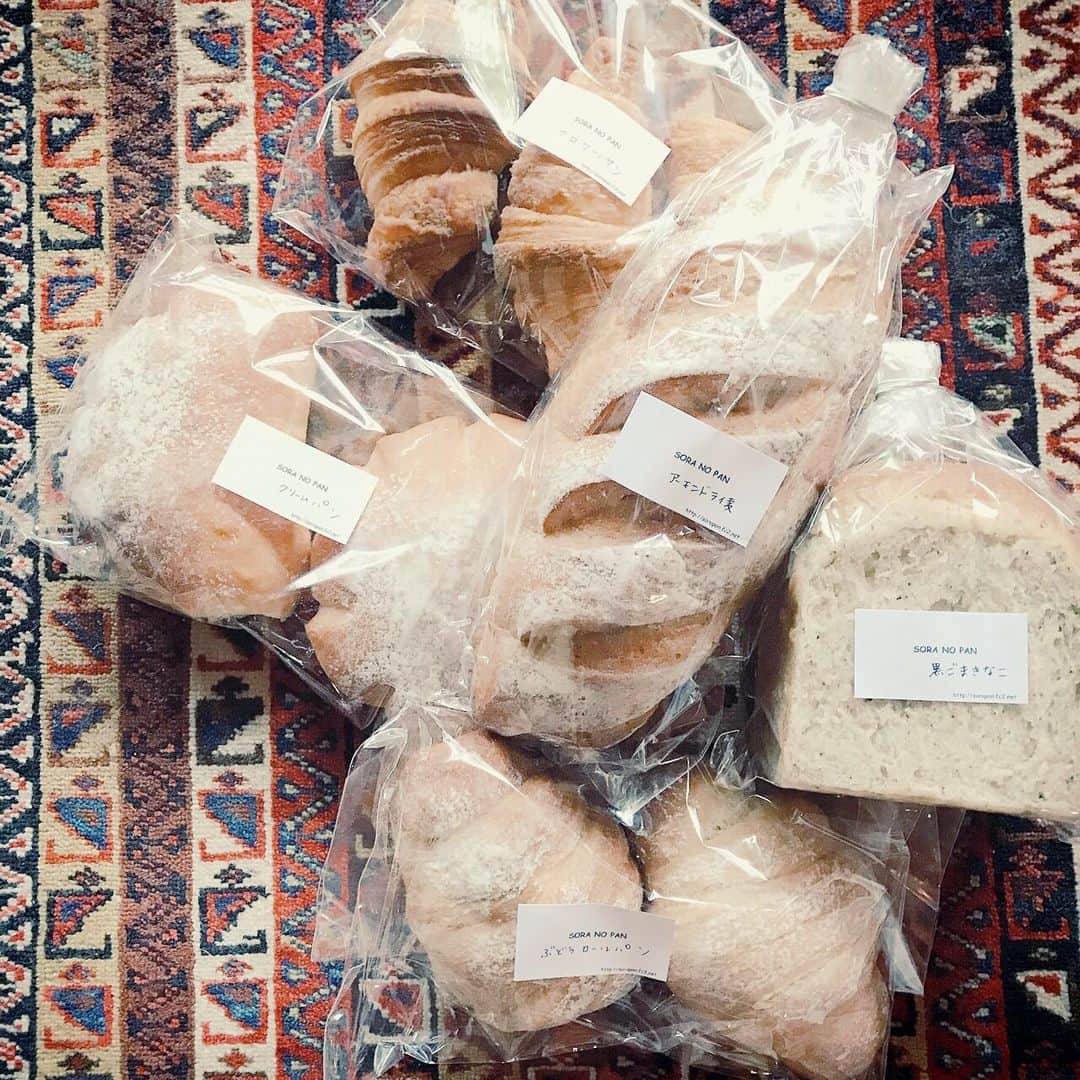 持田香織のインスタグラム：「. 毎年誕生日に 送ってくれる 空のパン @soramiyu  初めて食べたとき 美味しくて感動したのだけれど 今もあのときのまま  中身が入っていないわけじゃなくて 雲のようにふわっと軽いパン」