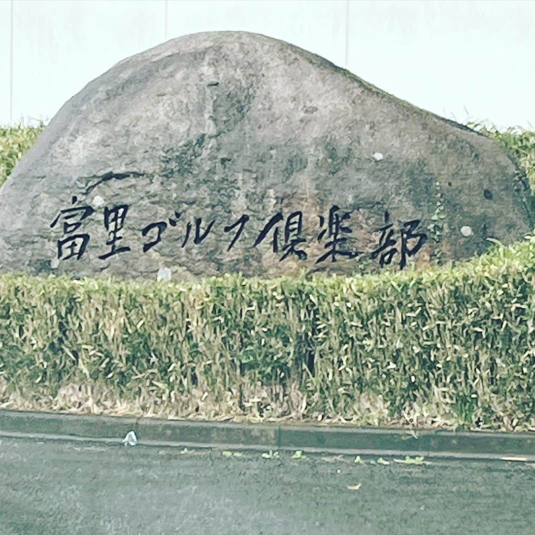 のインスタグラム：「今日は、カレドニアンの系列 富里ゴルフ倶楽部⛳️ キノピーこっタンのメンバー 東北福祉大出身の同級生プロゴルファー 孝輔、大和、玲於！ 6人で研修会ゴルフ！ 流石プロゴルファー達3人ともアンダー 富里からカレドニアンに来て彼らは、まだ練習、俺は体力の限界、サウナ入って汗搾り出して💦アネックスチェックインして、膝治療❤️‍🩹しながら野球観戦！」