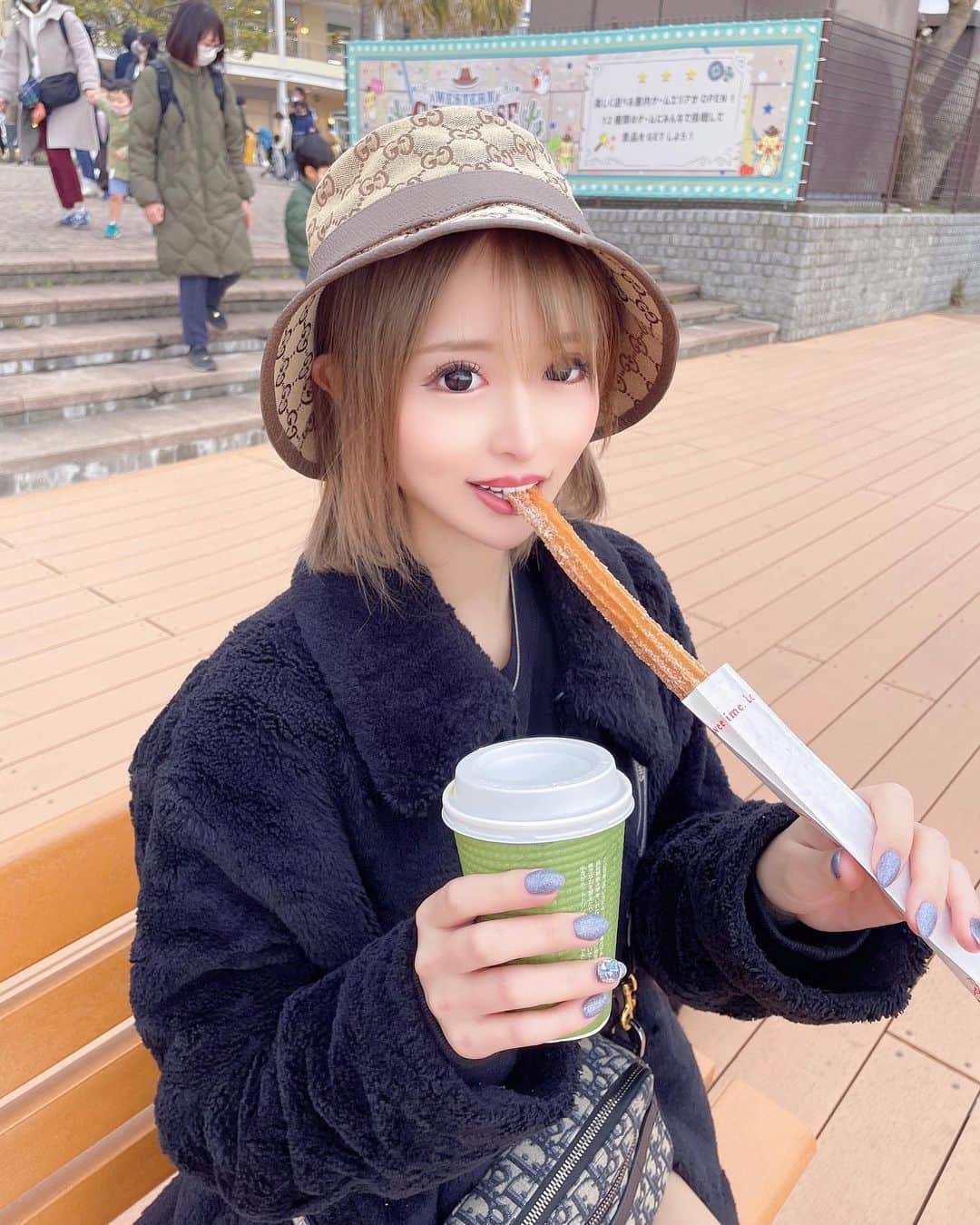 黒宮ちはやのインスタグラム：「チュロスはシナモン味に限る૮₍´｡• ᵕ •｡`₎ა  #過去pic    #黒宮ちはや #小悪魔ageha #モデル #キャバクラ #キャバ嬢 #ホステス #ラウンジ #水商売 #お酒 #歌舞伎町 #新宿 #六本木 #銀座 #北新地 #ミナミ #渋谷 #すすきの #シャンパン #華灯 #ディアレスト」