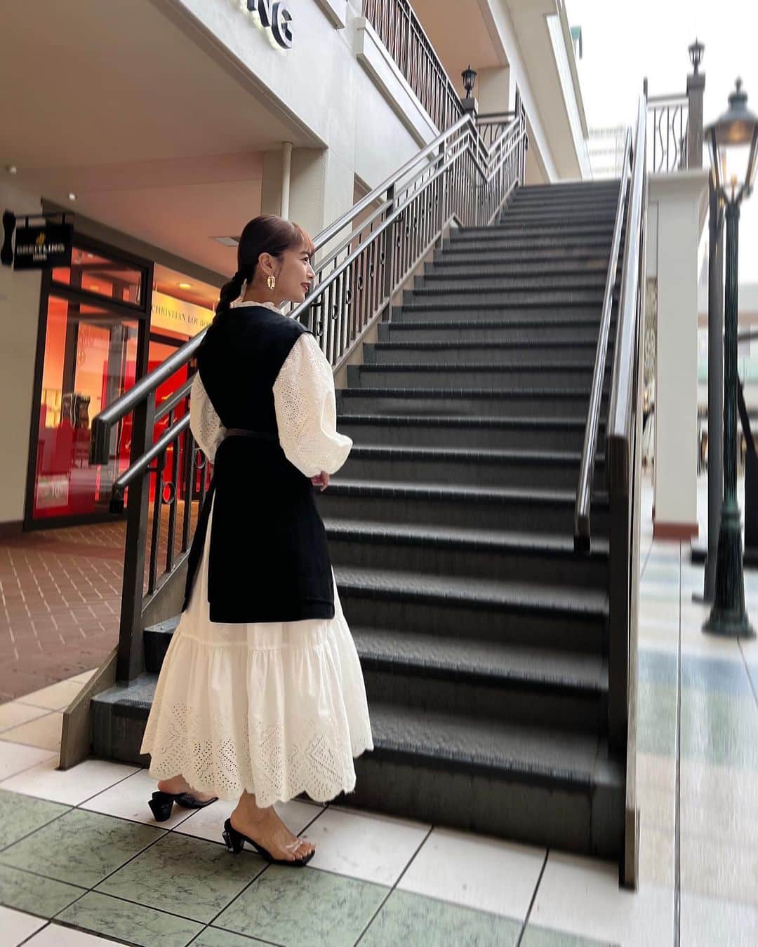 近藤千尋のインスタグラム：「今日は花咲かタイムズ生放送📺  ありがとうございました🌸🙌 素敵な親子さんを春らしく コーディネートさせてもらいました💕 2人でリンク感を出しながら (ブレスレットとかは色違いで😍) 親子の絆に何回も感動させられた企画☺️ 将来娘ともこんな風に素敵な関係で 仲良くいれたらいいなぁと思ったら 涙がぽろぽろと。笑笑 7年ファンで居続けてくれている楓ちゃん そしてお母さんに会えて幸せでした🥰  そんな今日の衣装はこんな感じ！  ベスト @rumche_official   ワンピース @seanewyork  アクセサリー @unoaerre_japan  くつ @yelloshoes_official   アウトレットだったから ちょっとお買い物しちゃった。🤍笑  そして昨日生放送前に 前髪切ってもらったんだ😍 久々短め前髪💕」