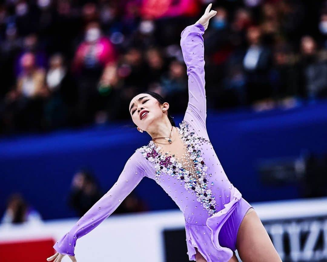 カレン・チェンのインスタグラム：「honestly felt like I was able to put my Olympic experience behind me, turn this new page, & focus on Worlds. Not that I didn’t do that, I just somehow accidentally turned the page back the moment I got here! It was truly a terrifying experience; one filled with so many emotions that really challenged my mental strength. I remember spiraling just hours before my short program. During that moment, I truly didn’t know if I’d be able to pull myself together & compete. Why? I had a hard time finding the courage to trust myself. I couldn’t help but replay my failures at the olympics. I couldn’t help but think about how I was the most physically & mentally prepared I’ve ever been in my entire career & then wasn’t able to deliver?? It was so hard to process all these thoughts & emotions as they aggressively trickled into my head, but I knew I had to patch it up & manage it no matter what. Obviously I did not overcome it the way I had wanted; however, I know I gave it my all. Sometimes I forget how demanding skating is on the body & mind & I’m seriously so thankful for all the experiences I’ve had this season. The low points were not fun, but it made the highs feel beyond special. Also, I’m a firm believer in everything happens for a reason. 🥺💞」