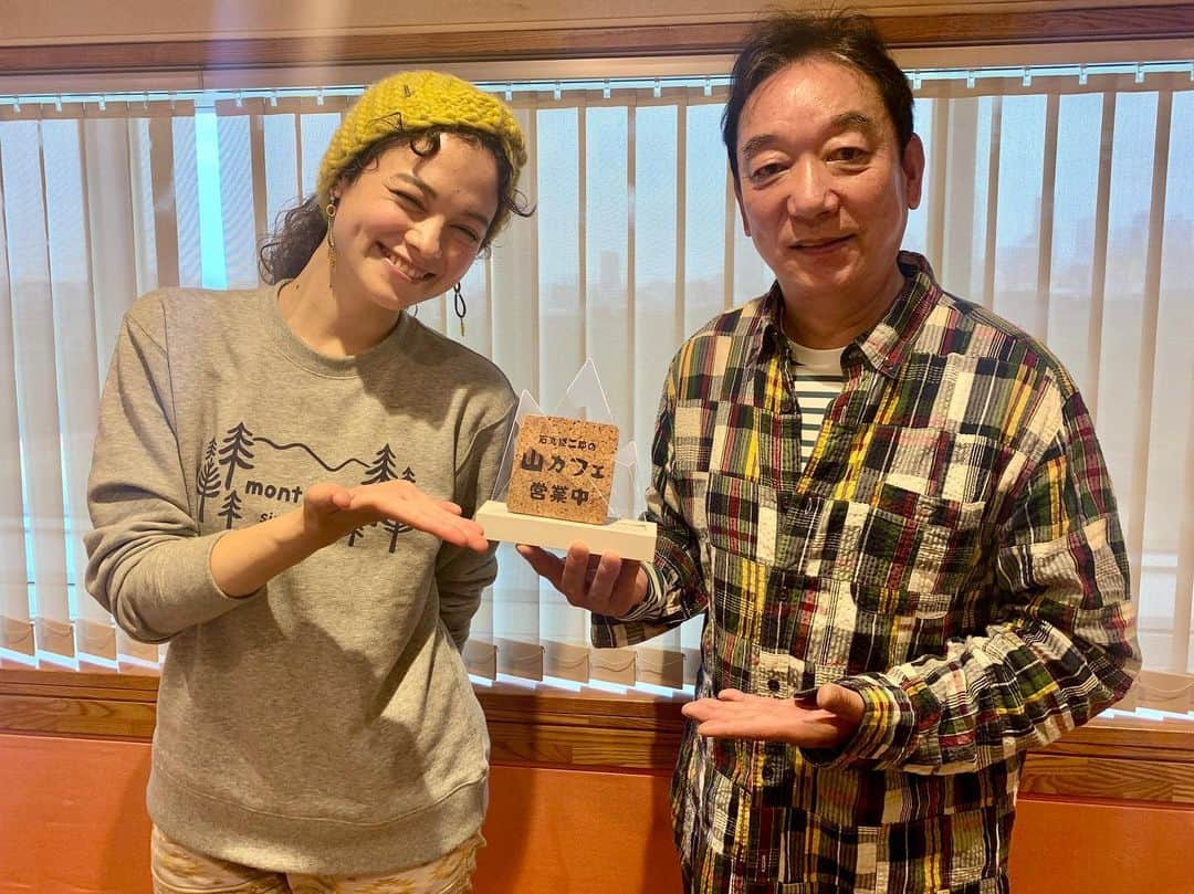 仲川希良さんのインスタグラム写真 - (仲川希良Instagram)「石丸謙二郎さんの山カフェ 臨時店員をつとめさせていただきました どうでしょう……うまく切り盛りできたかしら…… ・ いつもはリスナー登山者側ですから緊張でいっぱいでしたが 石丸マスターとリスナーの皆さんの春山話に花が咲き 私もすっかりほこほことした気持ちに……🌸 ・ ・ 番組後半は昨年山カフェにいらした冒険家・稲葉香さんのお話をお届けしました こちらは耳からグッと生きる力をいただけるような時間でしたね ・ まだお聴きでない方は「らじるらじる」のアプリで一週間の間何度でも再生できます ぜひ山カフェでの穏やかなひとときをお楽しみください♩ ・ ありがとうございました！ ・ ・ #⛰ #📻 #☕️ #NHKラジオ #石丸謙二郎 さん　#山カフェ #春山 #登山 #トレッキング #ハイキング」3月26日 18時56分 - kiranakagawa