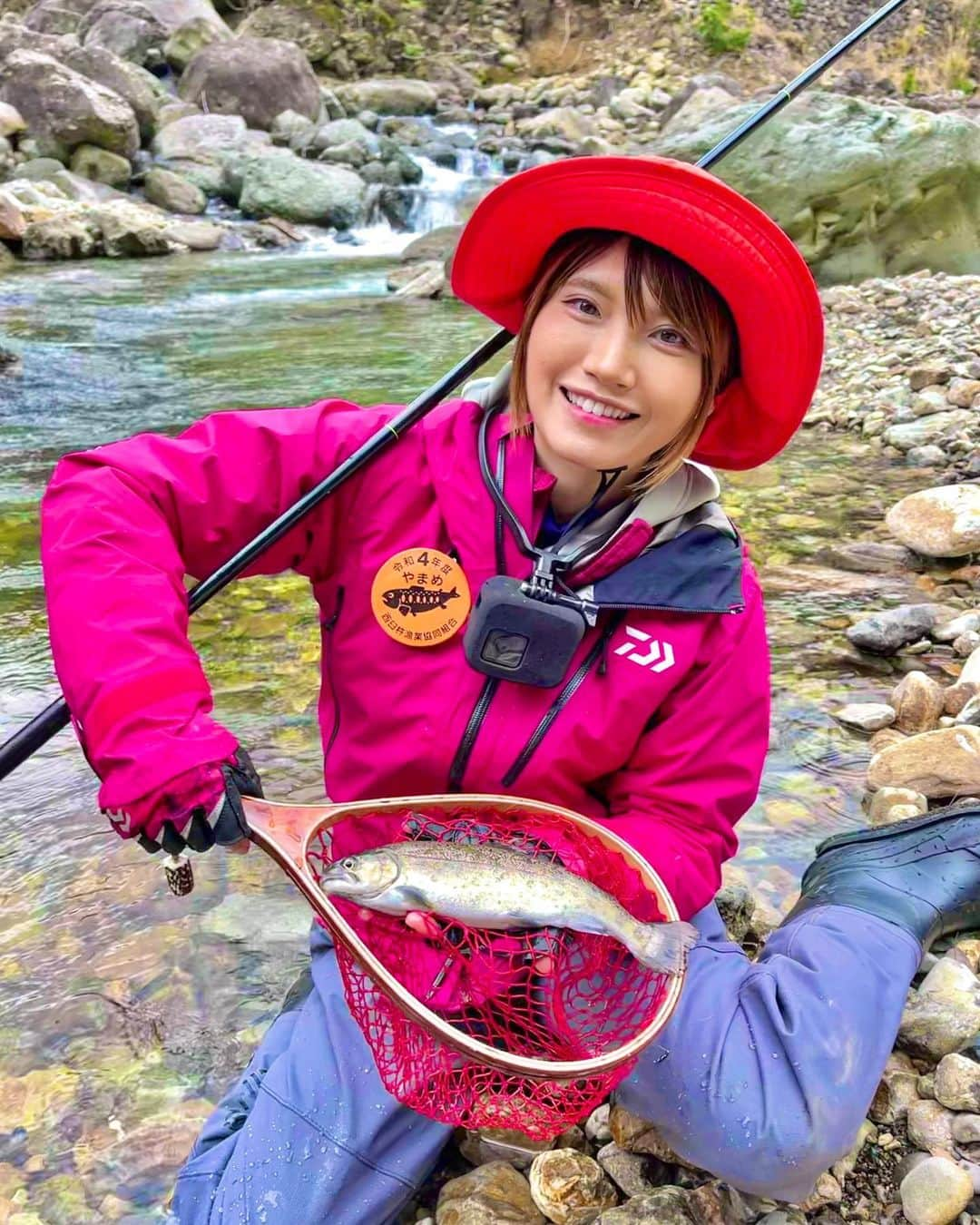 秋丸美帆さんのインスタグラム写真 - (秋丸美帆Instagram)「今年初の渓流！桜や菜の花がとっても綺麗で、鳥のさえずりや川の音に癒されました☺️ 解禁前に放流された魚なのか、少しヒレが痛んでいたけど、お顔がとってもカッコよかったー😌  #fishing #kyushu #river #trout #troutfishing #釣り #渓流 #渓流釣り」3月26日 19時00分 - mippy34