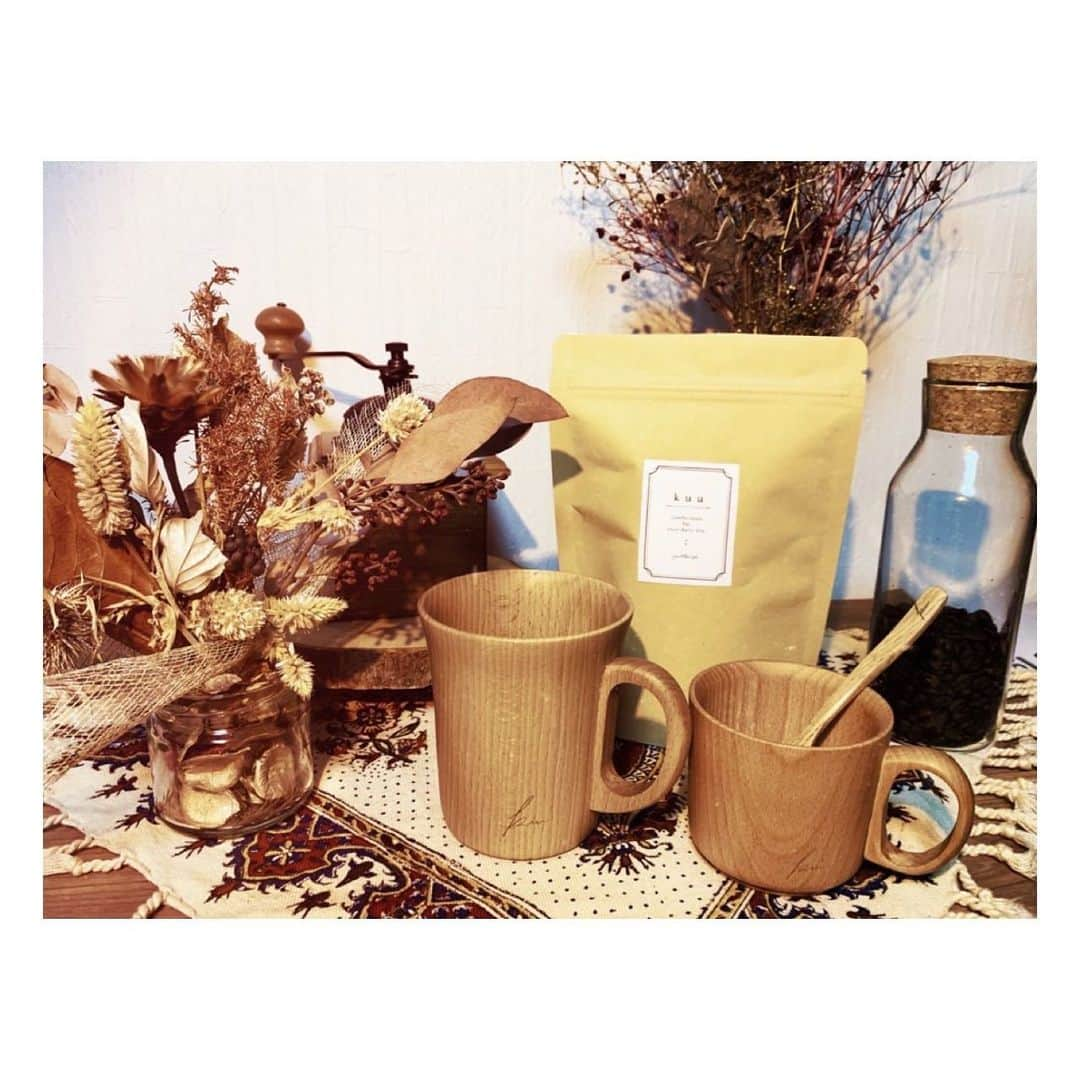 くりかのインスタグラム：「#kuu ｎｅｗ ｉｔｅｍ。☕️🌿  販売ｓｔａｒｔしました♡  今回は、ナチュラルシリーズのマグカップとスプーン そして、オリジナルのブレンドコーヒー豆♡  実は、ブランドを立ち上げたいと思って最初に思いついたコンセプトが“ｃａｆｅ＆ｆａｓｈｉｏｎ”  オリジナルブレンド作ってみたいなぁってずっと思ってて、、、 いろいろコーヒーの本読んで、自分なりに勉強して、コーヒーソムリエの資格も取ったり☕️  ブラジル×エチオピアモカのブレンド ぜひコーヒー好きの方は飲んでみてください☺️  木のマグカップとスプーンもシンプルでめちゃくちゃお気に入り なにか飲む時はもちろん、小物入れても可愛いと思う＾＾♡  kuu▷https://thebase.page.link/gGmS」