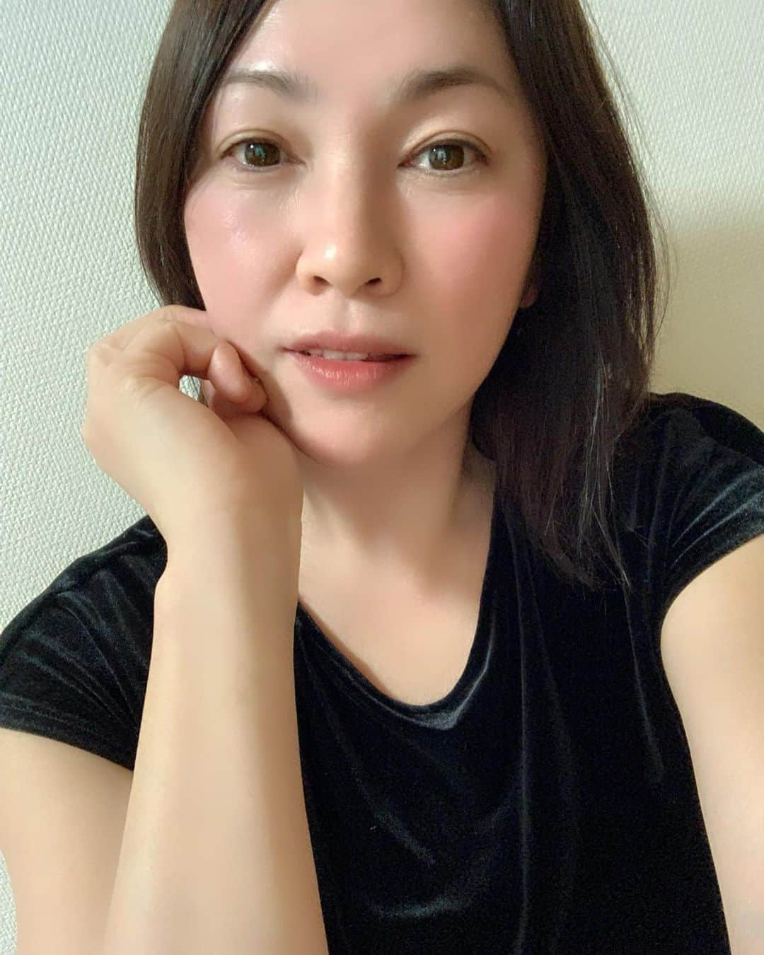 田中悦子さんのインスタグラム写真 - (田中悦子Instagram)「やる事やって 達成感満載顔のたなえつっす😎  このあとは韓ドラを寝落ちするまで堪能します。 今観ているのは 二十五二十一と、気象庁のなんたらです😚  #すでに #ヨッパッピ #顔赤い #スッピン #やる事やった #韓ドラ好きな人と繋がりたい  #ネットフリックスおすすめ #今日はジム行かない #クシャミのしすぎでギックリ腰になるかも笑」3月26日 19時23分 - etsuko.reborn25