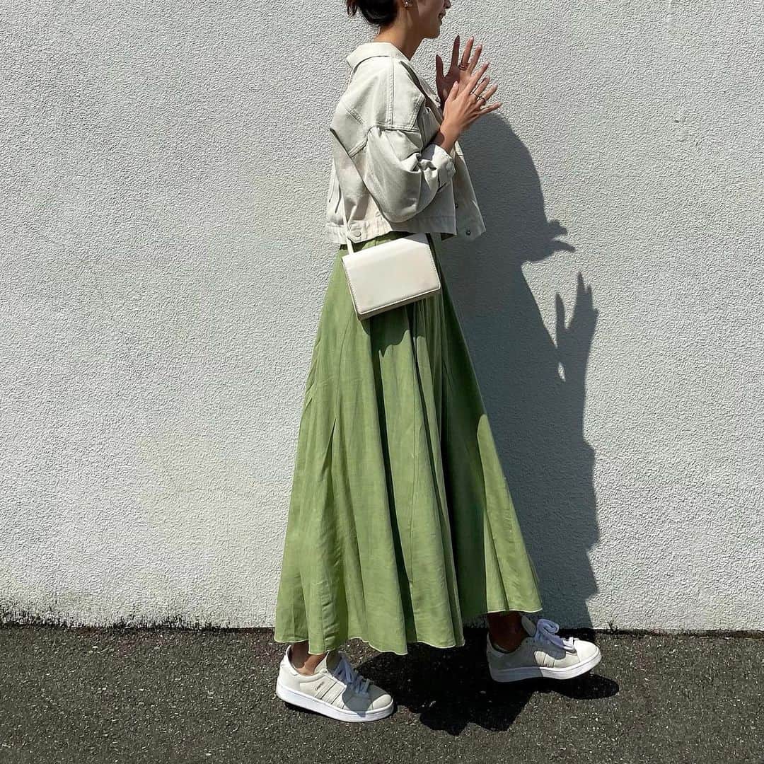 のインスタグラム：「暖かくなってきたし リネンアイテムを♡  春夏になったらリネンが入ったサラッと着心地のいいものを着たくなる☺️ ウエストゴムでらくちん  outer. #willfully bottom. @urs_official  shoes. #adidas   . .  #urs#urs_styling#urs_officia#タイアップ#ユアーズ#リネンフレアスカート#春コーデ#高見えコーデ#大人コーデ#着回しコーデ#骨格ウェーブ#ブルベ冬」