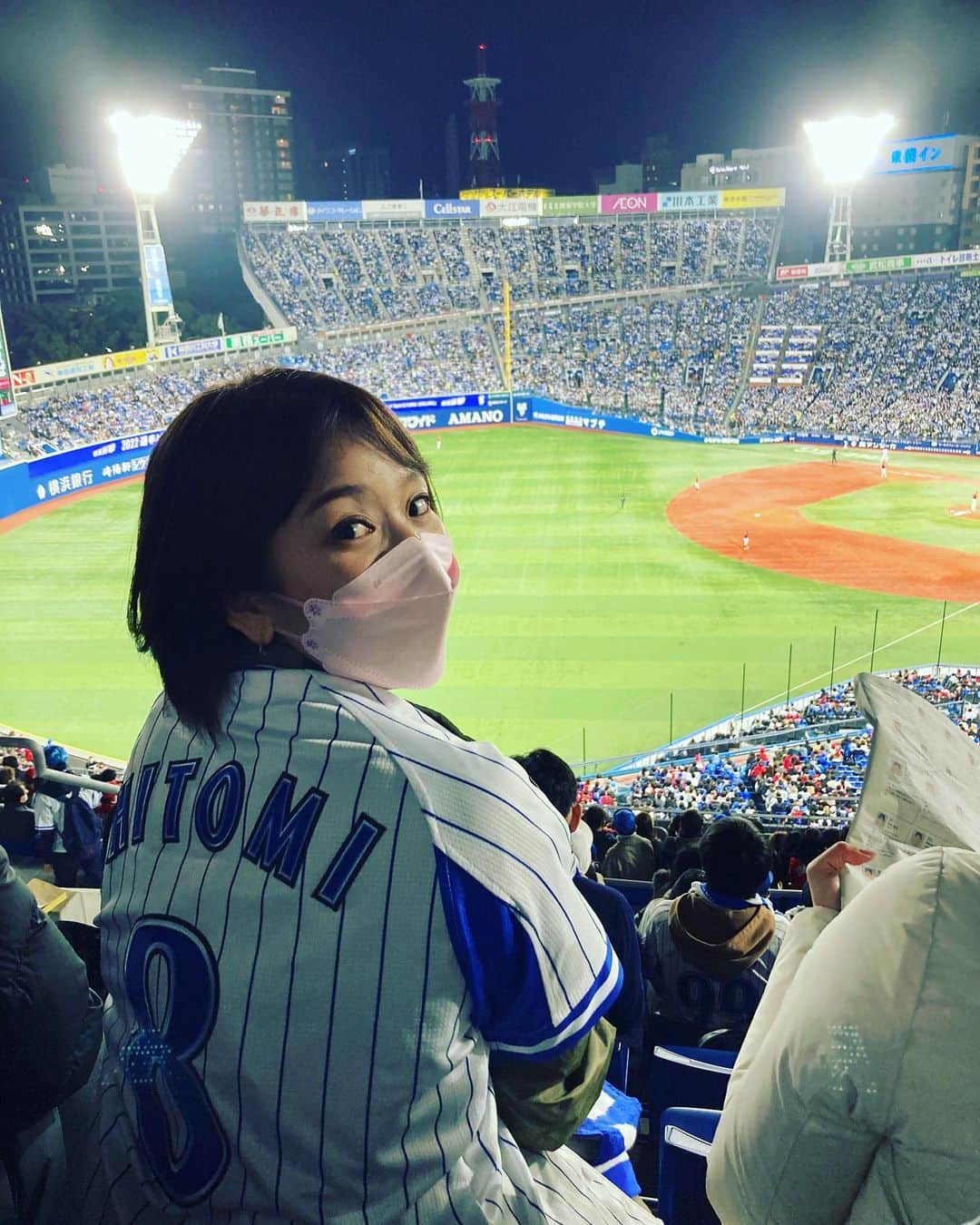 八木ひとみのインスタグラム：「開幕戦で久しぶりのハマスタ💛  負けたけど満員のスタジアムは  心がウキウキしました☺️  #球春到来 #横浜スタジアム #満員御礼 #2022開幕 #反撃開始」