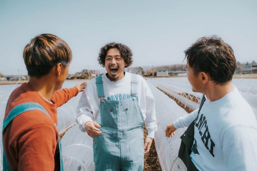 渡邉裕規さんのインスタグラム写真 - (渡邉裕規Instagram)「いよいよスタートします👨‍🌾👨‍🌾👨‍🌾👨‍🌾👨‍🌾  ----- それぞれ違うキャリアを持つ仲間が  ここ、栃木県「UTSUNOMIYA BASE」に集まって  地球、環境、そしてヒトに優しい、野菜、そしてお米を作る  ヒトの躰にも、生活にも欠かせない「食」を彩るべく  「ジブンたちが楽しみながら農業をする」  それがぼくたちのテーマ  「楽しい」を耕し、「美味しい」を創り続ければ  その「楽しい美味しさ」はヒトの笑顔を創り  やがて世の中は笑顔で溢れる  だからぼくたちは「美味しい」を創り続ける  2022年初夏、ぼくたちの第一弾プロジェクトは  「とうもろこし」  35年間、作り続けた宇都宮産とうもろこしを  減農薬で栽培するなど少し手間ひまかけて  最幸の「美味しい」創りに挑戦する  「Laugh & Co.」という社名のもと  ぼくたちは「みんな(仲間)の笑顔」を作り続けるため  「楽しい美味しさ」を追求し続ける  photographed by @tsuyoshi_yamanaka_   #UtsunomiyaBase #LaughnCo #farm #Utsunomiya #宇都宮ベース #宇都宮 #農業 #👨‍🌾👨‍🌾👨‍🌾👨‍🌾👨‍🌾」3月26日 19時54分 - onabe.13