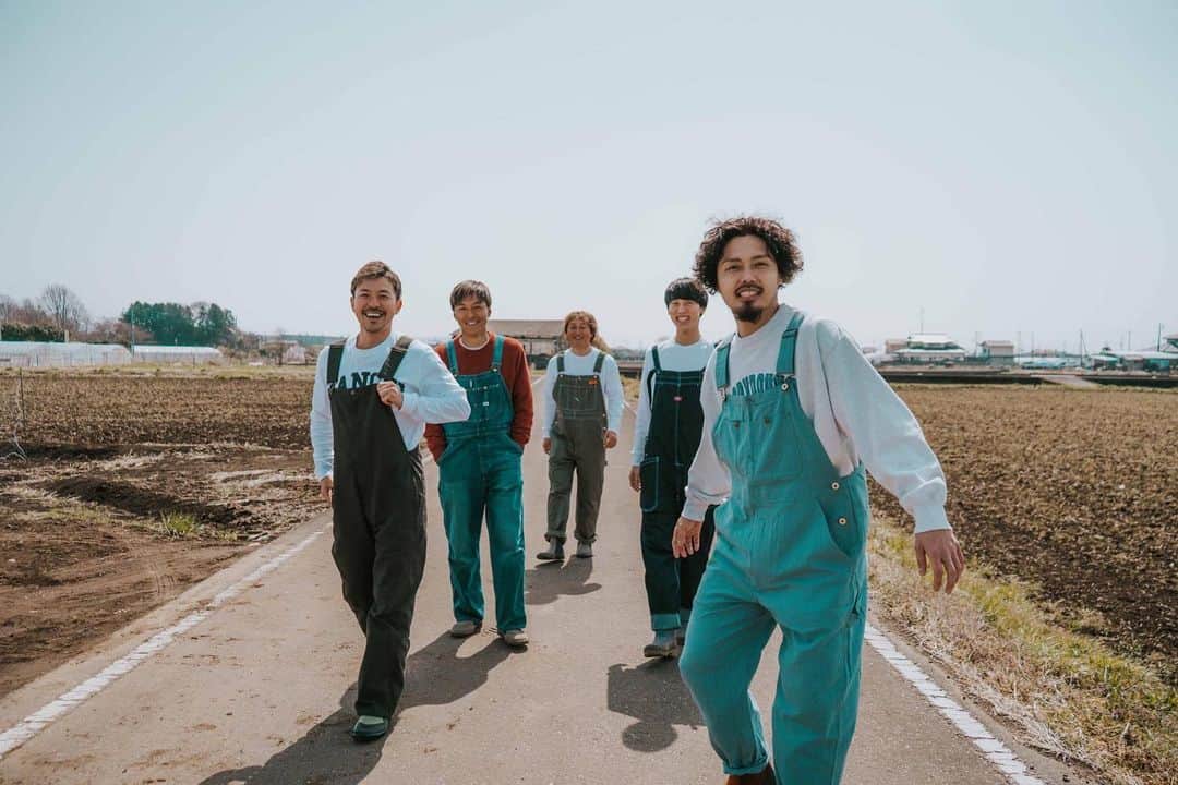 渡邉裕規のインスタグラム：「いよいよスタートします👨‍🌾👨‍🌾👨‍🌾👨‍🌾👨‍🌾  ----- それぞれ違うキャリアを持つ仲間が  ここ、栃木県「UTSUNOMIYA BASE」に集まって  地球、環境、そしてヒトに優しい、野菜、そしてお米を作る  ヒトの躰にも、生活にも欠かせない「食」を彩るべく  「ジブンたちが楽しみながら農業をする」  それがぼくたちのテーマ  「楽しい」を耕し、「美味しい」を創り続ければ  その「楽しい美味しさ」はヒトの笑顔を創り  やがて世の中は笑顔で溢れる  だからぼくたちは「美味しい」を創り続ける  2022年初夏、ぼくたちの第一弾プロジェクトは  「とうもろこし」  35年間、作り続けた宇都宮産とうもろこしを  減農薬で栽培するなど少し手間ひまかけて  最幸の「美味しい」創りに挑戦する  「Laugh & Co.」という社名のもと  ぼくたちは「みんな(仲間)の笑顔」を作り続けるため  「楽しい美味しさ」を追求し続ける  photographed by @tsuyoshi_yamanaka_   #UtsunomiyaBase #LaughnCo #farm #Utsunomiya #宇都宮ベース #宇都宮 #農業 #👨‍🌾👨‍🌾👨‍🌾👨‍🌾👨‍🌾」