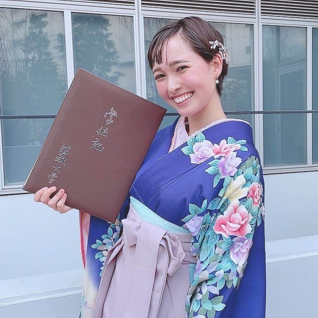 ジャスミンさんのインスタグラム写真 - (ジャスミンInstagram)「大学を卒業しました🎓 最後の2年間はコロナで大学に全然行けなかったけど、最初の2年でたくさんの人と出会って楽しい思い出を作れて、沢山のことが学べた充実した4年間でした！  中学生のわたしは、大学進学する未来は見えていなかったので、大学を卒業できたことが本当に幸せです✨  4年間大学に行かせてくれた両親と仲良くしてくれた友人に感謝です😊ありがとう！  #3月24日 #大学 #卒業式 #4年間　#めっちゃ #楽しかった #ありがとう #正門前は #50分待ち #ボアソナードタワーの #前で #撮りました #graduation」3月26日 19時47分 - jassmin.blossom