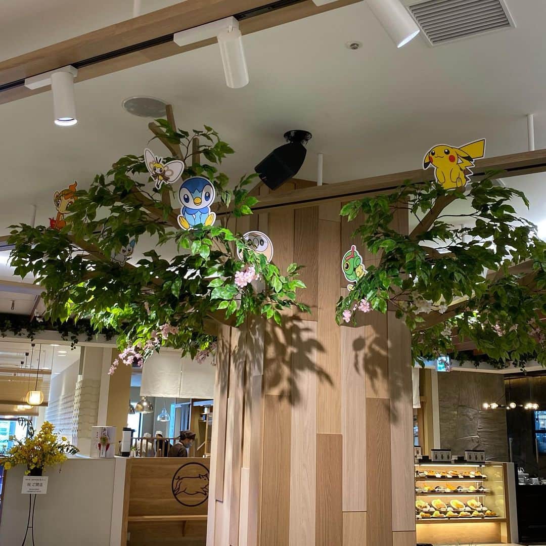 堀池真緒さんのインスタグラム写真 - (堀池真緒Instagram)「3/18に開業した「MAROOT」✨ 3/21の特番でもお伝えしましたが、インスタでは田島アナとご一緒した内覧会の写真もあわせてリポートします！  📍スターバックスコーヒー 富山マルート店 北陸エリア初！色鮮やかで香り豊かなティーを多彩なビバレッジで展開するティーに特化した店舗。『ゆず＆シトラス　ラベンダー　セージ　ティー』（東京の２店舗と大阪の１店舗と、富山でしか飲めないビバレッジ！）アイスでいただきました💕  📍放生若狭屋　マルートファクトリー 放生若狭屋の一番人気「かりんとう饅頭」がマルートファクトリー限定の「ＫＡＲＩＮＴＯ　ＭＡＮＪＵ」に進化！（英語表記なんですね！）工房一体型のオープンな店舗。通常サイズの３分の１サイズのかりんとう饅頭、味は、こしあん・チョコレート・クリームチーズの３種類！  📍 越中富山「入善唐揚げ～匠味麹鶏～」 入善唐揚げ！はじめまして😍💕肉そのものが美味しい！ジューシーな唐揚げ💕  📍おこめぢゃや 日の出屋製菓の新ブランド！富山ブラックだんご🍡はマルート限定！  📍ゴンチャ 台湾で誕生、アジアを中心に世界で展開するグローバルティーブランド。阿里山 ウーロン ミルクティーにタピオカとミルクフォームをトッピングしました🧋  📍炭焼牛たん東山 牛たんと仙台とんたんの定食🤤牛たんとんたん🐮🐷ダブルで！スープも絶品で満腹🙌  📍ポケモンセンター出張所 5/15まで期間限定！4階のマルトヒロバで上を見上げるとピカチュウたちが🥰   #マルート #MAROOT #富山駅前 #スターバックス #スタバ #ゆずアンドシトラスラベンダーセージティー #放生若狭屋 #かりんとう饅頭 #入善唐揚げ #おこめぢゃや #日の出屋製菓 #ゴンチャ #炭火牛たん東山 #ポケモンセンター #富山 #富山市 #toyama」3月26日 19時56分 - horiikemao