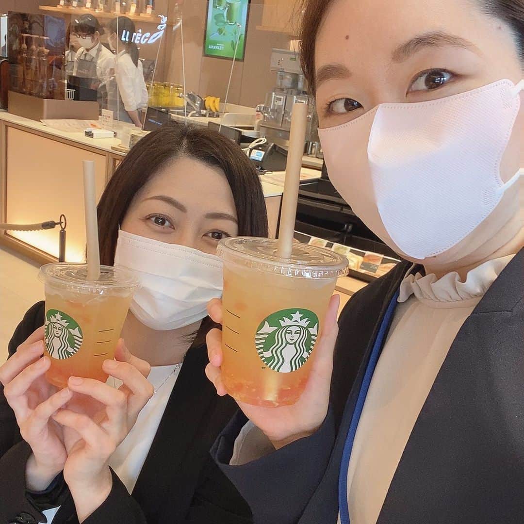 堀池真緒さんのインスタグラム写真 - (堀池真緒Instagram)「3/18に開業した「MAROOT」✨ 3/21の特番でもお伝えしましたが、インスタでは田島アナとご一緒した内覧会の写真もあわせてリポートします！  📍スターバックスコーヒー 富山マルート店 北陸エリア初！色鮮やかで香り豊かなティーを多彩なビバレッジで展開するティーに特化した店舗。『ゆず＆シトラス　ラベンダー　セージ　ティー』（東京の２店舗と大阪の１店舗と、富山でしか飲めないビバレッジ！）アイスでいただきました💕  📍放生若狭屋　マルートファクトリー 放生若狭屋の一番人気「かりんとう饅頭」がマルートファクトリー限定の「ＫＡＲＩＮＴＯ　ＭＡＮＪＵ」に進化！（英語表記なんですね！）工房一体型のオープンな店舗。通常サイズの３分の１サイズのかりんとう饅頭、味は、こしあん・チョコレート・クリームチーズの３種類！  📍 越中富山「入善唐揚げ～匠味麹鶏～」 入善唐揚げ！はじめまして😍💕肉そのものが美味しい！ジューシーな唐揚げ💕  📍おこめぢゃや 日の出屋製菓の新ブランド！富山ブラックだんご🍡はマルート限定！  📍ゴンチャ 台湾で誕生、アジアを中心に世界で展開するグローバルティーブランド。阿里山 ウーロン ミルクティーにタピオカとミルクフォームをトッピングしました🧋  📍炭焼牛たん東山 牛たんと仙台とんたんの定食🤤牛たんとんたん🐮🐷ダブルで！スープも絶品で満腹🙌  📍ポケモンセンター出張所 5/15まで期間限定！4階のマルトヒロバで上を見上げるとピカチュウたちが🥰   #マルート #MAROOT #富山駅前 #スターバックス #スタバ #ゆずアンドシトラスラベンダーセージティー #放生若狭屋 #かりんとう饅頭 #入善唐揚げ #おこめぢゃや #日の出屋製菓 #ゴンチャ #炭火牛たん東山 #ポケモンセンター #富山 #富山市 #toyama」3月26日 19時56分 - horiikemao