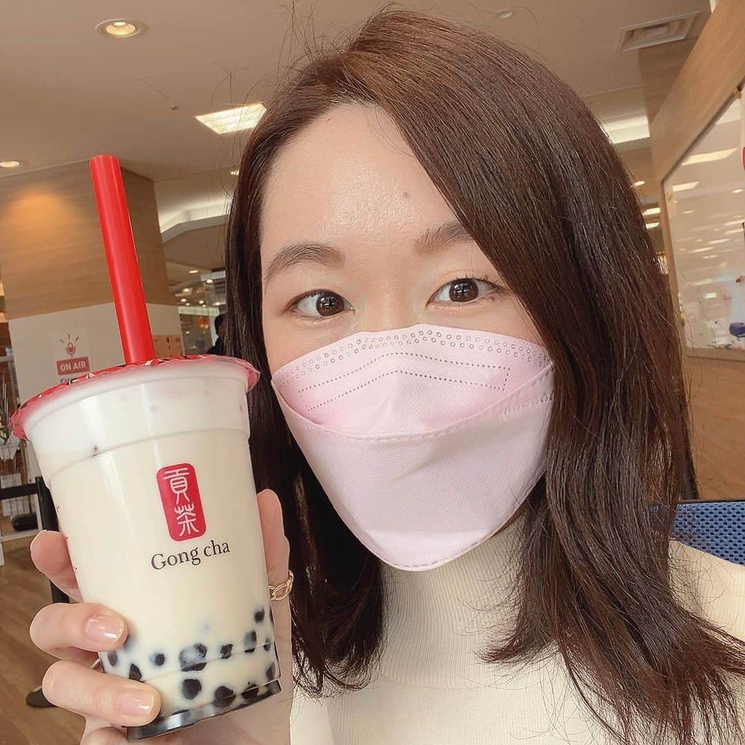 堀池真緒さんのインスタグラム写真 - (堀池真緒Instagram)「3/18に開業した「MAROOT」✨ 3/21の特番でもお伝えしましたが、インスタでは田島アナとご一緒した内覧会の写真もあわせてリポートします！  📍スターバックスコーヒー 富山マルート店 北陸エリア初！色鮮やかで香り豊かなティーを多彩なビバレッジで展開するティーに特化した店舗。『ゆず＆シトラス　ラベンダー　セージ　ティー』（東京の２店舗と大阪の１店舗と、富山でしか飲めないビバレッジ！）アイスでいただきました💕  📍放生若狭屋　マルートファクトリー 放生若狭屋の一番人気「かりんとう饅頭」がマルートファクトリー限定の「ＫＡＲＩＮＴＯ　ＭＡＮＪＵ」に進化！（英語表記なんですね！）工房一体型のオープンな店舗。通常サイズの３分の１サイズのかりんとう饅頭、味は、こしあん・チョコレート・クリームチーズの３種類！  📍 越中富山「入善唐揚げ～匠味麹鶏～」 入善唐揚げ！はじめまして😍💕肉そのものが美味しい！ジューシーな唐揚げ💕  📍おこめぢゃや 日の出屋製菓の新ブランド！富山ブラックだんご🍡はマルート限定！  📍ゴンチャ 台湾で誕生、アジアを中心に世界で展開するグローバルティーブランド。阿里山 ウーロン ミルクティーにタピオカとミルクフォームをトッピングしました🧋  📍炭焼牛たん東山 牛たんと仙台とんたんの定食🤤牛たんとんたん🐮🐷ダブルで！スープも絶品で満腹🙌  📍ポケモンセンター出張所 5/15まで期間限定！4階のマルトヒロバで上を見上げるとピカチュウたちが🥰   #マルート #MAROOT #富山駅前 #スターバックス #スタバ #ゆずアンドシトラスラベンダーセージティー #放生若狭屋 #かりんとう饅頭 #入善唐揚げ #おこめぢゃや #日の出屋製菓 #ゴンチャ #炭火牛たん東山 #ポケモンセンター #富山 #富山市 #toyama」3月26日 19時56分 - horiikemao