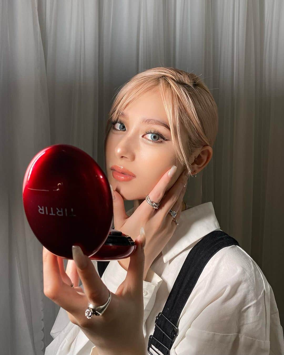 のインスタグラム：「ㅤㅤㅤㅤㅤㅤㅤㅤㅤㅤㅤㅤㅤ  大人気のクッションファンデ使った❤️ 艶のある肌感とカバー力がすごい 肌への負担も少ないみたい😶‍🌫️  #TIRTIR #TIRTIRクッション #TGC22SS #pr」