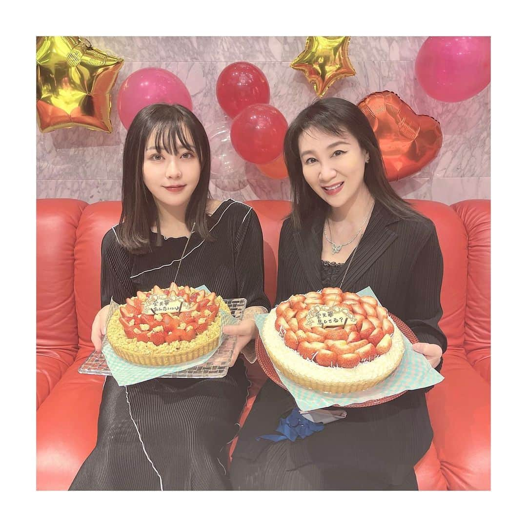 唐沢菜々江のインスタグラム：「てんちむちゃん送別会🥲🥂💕 クラブNanaeのみんなで サプライズ送別会をしました🤗🎉 ㅤㅤㅤㅤㅤㅤㅤㅤㅤㅤㅤㅤㅤ YouTube 【銀座ななえチャンネル】にて その様子がついに‼️ 本日‼️公開されました👏🏻☺️ ㅤㅤㅤㅤㅤㅤㅤㅤㅤㅤㅤㅤㅤ Nanaeの女の子達とも とても気さくに仲良くしてくださる 可愛くて❗️優しくて❗️ 美しい✨てんちむちゃん🥰 ㅤㅤㅤㅤㅤㅤㅤㅤㅤㅤㅤㅤㅤ これからもよろしくお願いします☺️💕 ㅤㅤㅤㅤㅤㅤㅤㅤㅤㅤㅤㅤㅤ クラブNanaeを🌹 そして銀座を✨ 一緒に盛り上げてくれて ありがとうございました🥲❣️❣️ ㅤㅤㅤㅤㅤㅤㅤㅤㅤㅤㅤㅤㅤ 撮影の時はフェイスガードを 外させていただいております☺️ ㅤㅤㅤㅤㅤㅤㅤㅤㅤㅤㅤㅤㅤ *・。*゜・。・o゜・。*゜・。・o*゜・。*゜・。・  YouTube【銀座ななえチャンネル】では、 Instagramでお伝えしきれない 様々な情報を発信しています‼️ プロフィールのURLをタップしてね🤗‼️ @nanae.karasawa  *・。*゜・。・o゜・。*゜・。・o*゜・。*゜・。・ ㅤㅤㅤㅤㅤㅤㅤㅤㅤㅤㅤㅤㅤ #愛天華 #てんちむ #卒業 #銀座卒業 #卒業式 #送別会 #サプライズ #バーレスク東京 #てんちむch #唐沢菜々江 #ななえママ #菜々江ママ #クラブNanae #銀座ななえ #銀座 #東京 #クラブ #銀座クラブ #高級クラブ  #銀座着物 #ホステス #youtube #ユーチューブ #銀座YouTube #銀座ユーチューブ #youtuber #ユーチューバー #銀座ななえチャンネル」