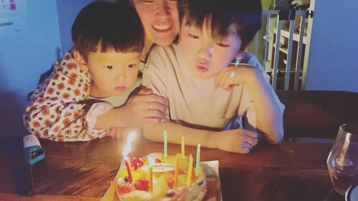 花盛友里のインスタグラム：「39 yes!!!!!! 39歳になったぞい！  わーい！  サンキューだー！  年を経るごとに「初めての感動」は無くなっていくから昔に感じた『こんな景色初めて！！！』は少なくなるけど、今だから感じれる日々の当たり前にやってくる様々な感動や、今だからこそ得たいと思える色んな知識を、色眼鏡なしにたくさん吸収していきたいわぁー！！  20代も楽しかったけど30代はまた別の意味ですんごい楽しいいいい！  健康第一、日々勉強！  これからもどうぞよろしくお願いいたします🤍」