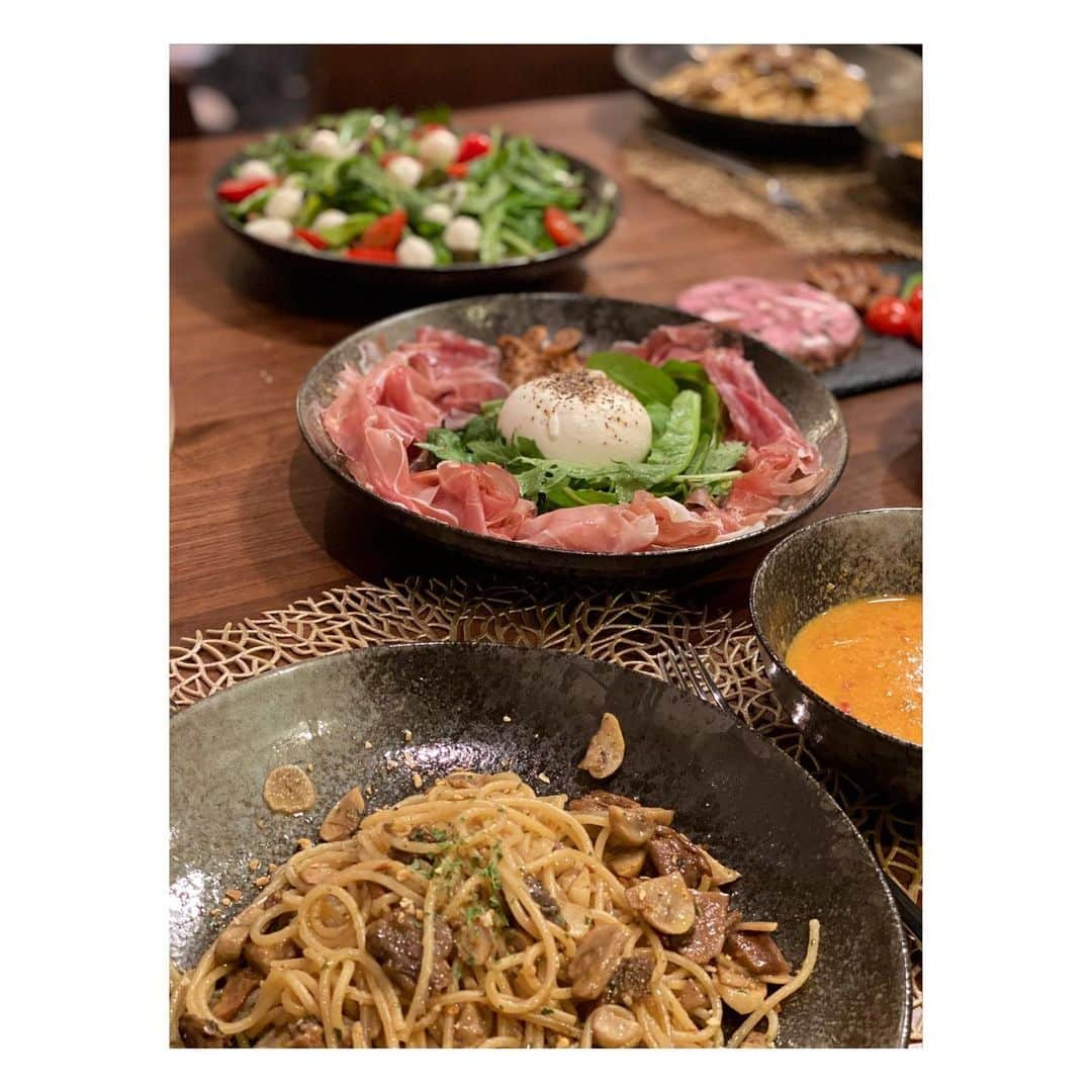 秋元玲奈さんのインスタグラム写真 - (秋元玲奈Instagram)「夫作の夕飯🍽 1時間かけて、 私のリクエスト、ポルチーニのオイルパスタにずわい蟹のビスク、生ハムブラータチーズなど作ってくれました。  もう毎日作ってくれー😂笑  #夫ご飯 #料理男子 #ポルチーニパスタ #イタリアン #おうちごはん」3月26日 20時30分 - rena_akimoto