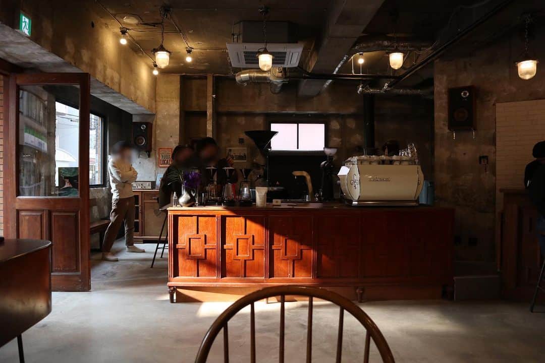 のインスタグラム：「経堂。 置かれている家具類がドンピシャに好みのスーパーオシャレカフェ。 店員さんが昔赤坂のglitchさんで働いていた方で、僕が行った時のことを覚えててくださっていた。  今日は大宮ありがとうございました。 明日も大宮と有楽町とよろしくお願いします。  #rawsugarroast #cafe #coffee #カフェ #コーヒー #喫茶店 #東京カフェ #経堂カフェ #カフェ芸人」