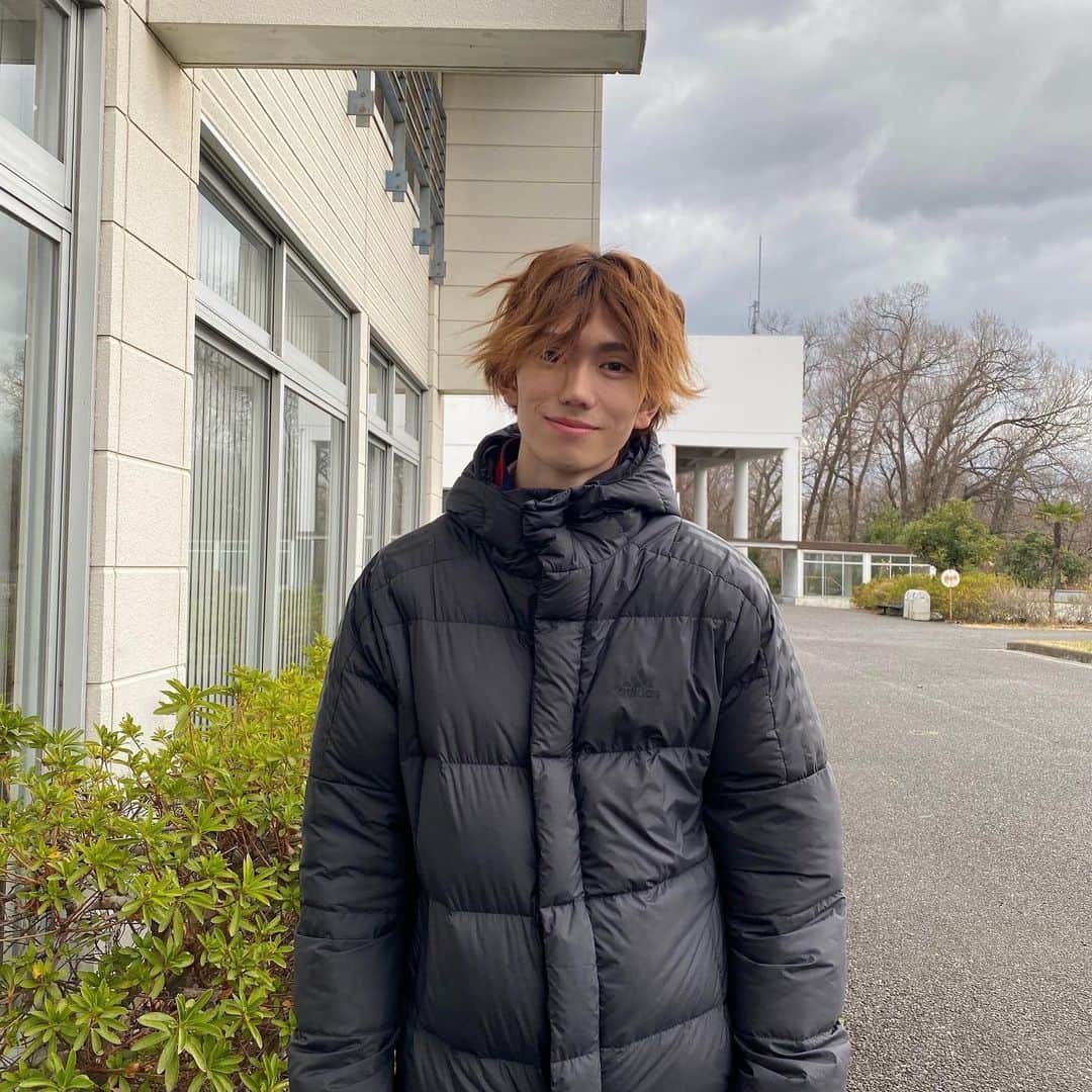 樋口晃平のインスタグラム：「明日は！ 「暴太郎戦隊ドンブラザーズ」 ドン四話！  つよしと共におにぎり屋を復興！ そして、タロウの過去が明かされます。どんな過去だったのか…  お写真は風で髪の毛がボサボサだったので撮って頂きました🍑  朝9時30分お楽しみに！！  #暴太郎戦隊ドンブラザーズ  #ドンブラザーズ #樋口幸平」