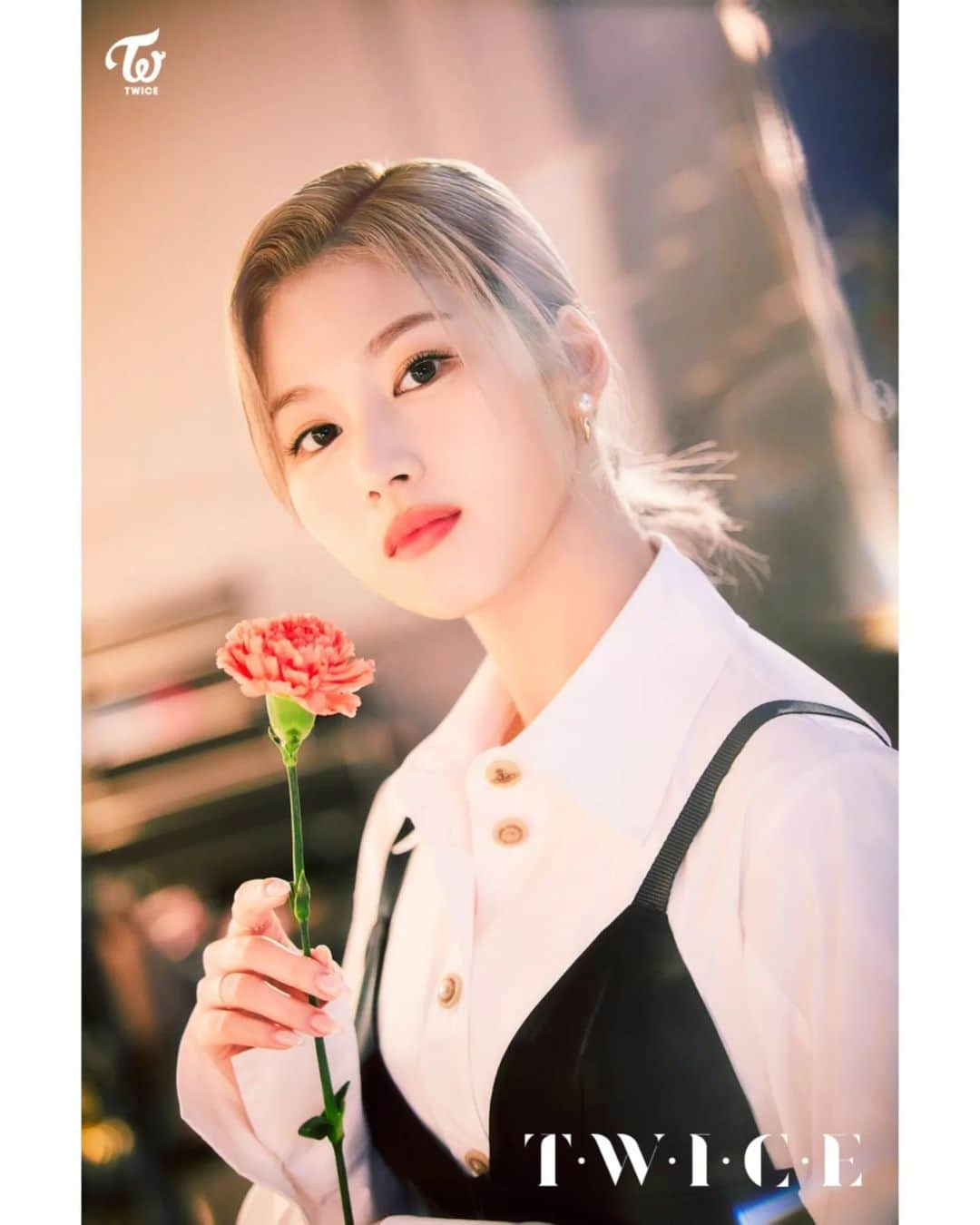 サナさんのインスタグラム写真 - (サナInstagram)「TWICE JAPAN DEBUT 5th Anniversary『T・W・I・C・E』 2022.05.25 Release  TEASER PHOTO -SANA-  #TWICE #SANA #TWICE_JAPANDEBUT5thAnniversary #T・W・I・C・E #DVD #Bluray ーーーーーーーーーー Follow > @sana.twice.kr < . @twicetagram #TWICE#트와이스#ONCE#Sana#사나 #Nayeon#나연#Jeongyeon#정연#Momo#모모#Jihyo#지효#Mina#미나#Dahyun#다현#Chaeyoung#채영#Tzuyu#쯔위」3月26日 21時01分 - sana.twice.kr