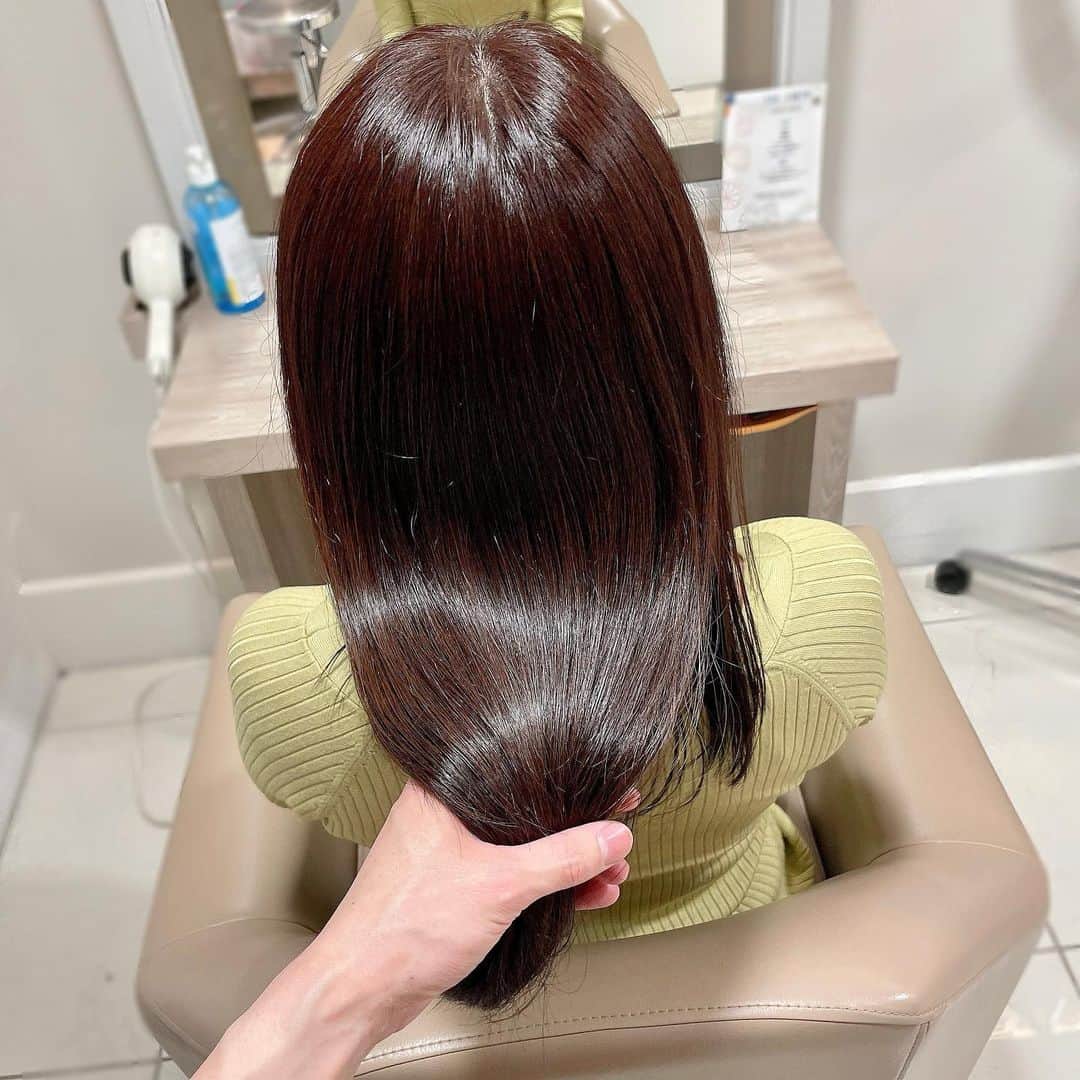 吉井明子さんのインスタグラム写真 - (吉井明子Instagram)「✨✂︎✨✂︎✨ 春髪🌸ラベンダーカラー  長さはほとんど変えずに、かたちを整えて頂いてカラーをし直しました。  だいぶ伸びてきたので、最近は頭皮＆ヘアケアに力を入れています♡  そのおかげか、ほぼ毎日ヘアアイロンを使ってスプレーでガチっと髪を固める生活をしていますが、先日目利きの美女ヘアメイクさんに「髪フェチの人の気持ちがわかる！」と髪を触られながら言って頂き、嬉しかったです☺️  きょうはカラー＆カット＆炭酸を使った頭皮ケアでさらにツヤツヤに✨いつもディティールはすべて新地さん @sui_takuma_shinchi にお任せですが、今回は透明感の出るラベンダーだそう。春を感じる柔らかな雰囲気✨  後ろ姿って普段は自分では見られないので、髪を褒められるのって不意打ちなことが多くて、特に嬉しいです。それでまたヘアケアを頑張ろうって思います😌  #春髪 #春カラー #ラベンダーカラー #ツヤ髪 #ロングヘア #後ろ姿 #オフショット #私服 #ワンピース #気象予報士 #気象キャスター #weatherforecaster #기상캐스터　#氣象主播 #吉井明子 #nhk #bs4k #bs1 #bsニュース4k」3月26日 21時08分 - akiko_yoshii_sunny_rain