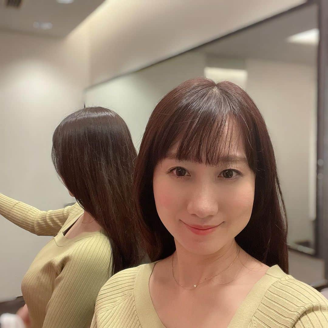 吉井明子さんのインスタグラム写真 - (吉井明子Instagram)「✨✂︎✨✂︎✨ 春髪🌸ラベンダーカラー  長さはほとんど変えずに、かたちを整えて頂いてカラーをし直しました。  だいぶ伸びてきたので、最近は頭皮＆ヘアケアに力を入れています♡  そのおかげか、ほぼ毎日ヘアアイロンを使ってスプレーでガチっと髪を固める生活をしていますが、先日目利きの美女ヘアメイクさんに「髪フェチの人の気持ちがわかる！」と髪を触られながら言って頂き、嬉しかったです☺️  きょうはカラー＆カット＆炭酸を使った頭皮ケアでさらにツヤツヤに✨いつもディティールはすべて新地さん @sui_takuma_shinchi にお任せですが、今回は透明感の出るラベンダーだそう。春を感じる柔らかな雰囲気✨  後ろ姿って普段は自分では見られないので、髪を褒められるのって不意打ちなことが多くて、特に嬉しいです。それでまたヘアケアを頑張ろうって思います😌  #春髪 #春カラー #ラベンダーカラー #ツヤ髪 #ロングヘア #後ろ姿 #オフショット #私服 #ワンピース #気象予報士 #気象キャスター #weatherforecaster #기상캐스터　#氣象主播 #吉井明子 #nhk #bs4k #bs1 #bsニュース4k」3月26日 21時08分 - akiko_yoshii_sunny_rain