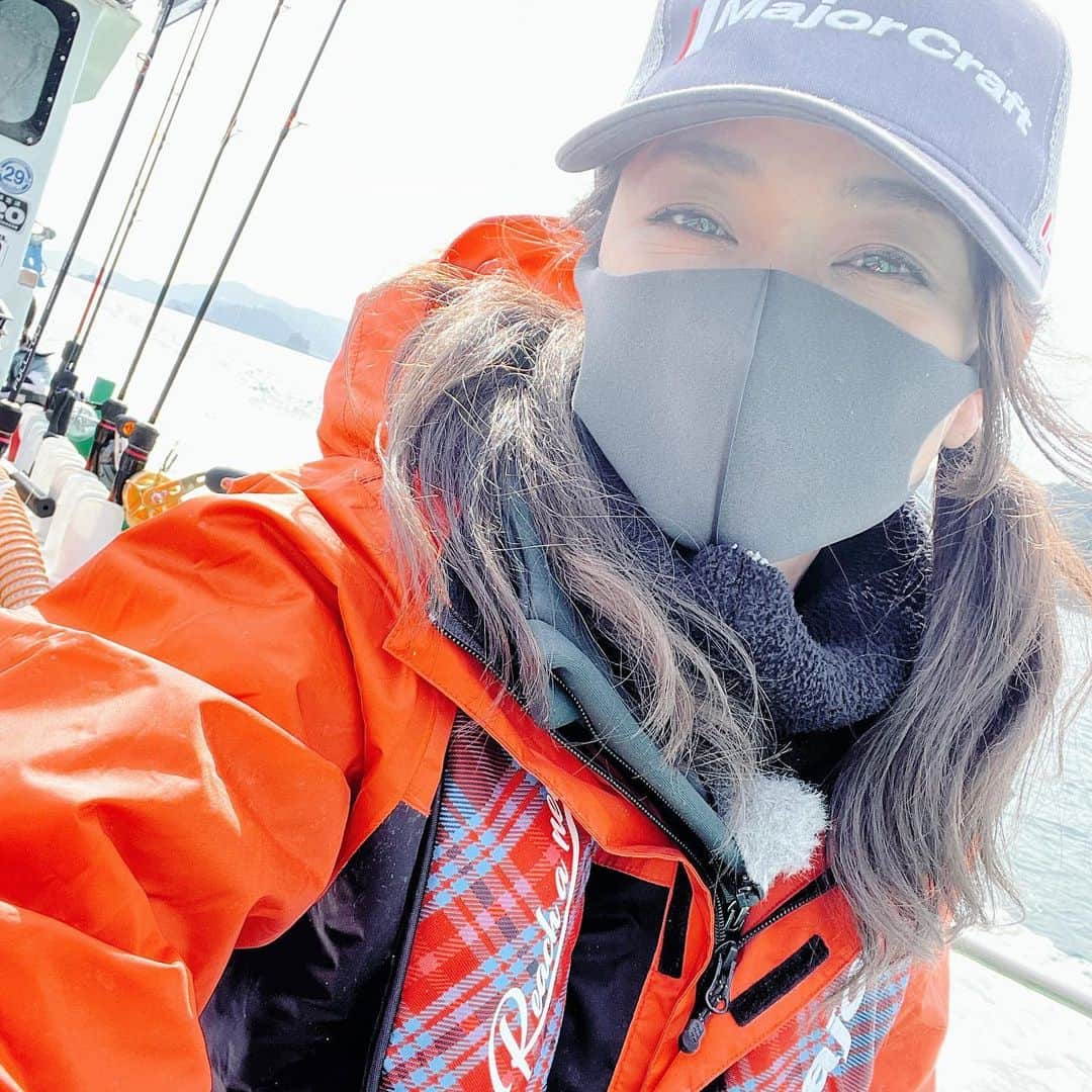 彼方茜香さんのインスタグラム写真 - (彼方茜香Instagram)「ソルパラロケ♥ お仕事としてプライベートの釣りよりも、考える事多いし、絶対釣らなきゃ心は強いけど。。。 釣りは転職(天職)だ( ˶˙ᵕ˙˶ )︎︎♪  #来ましたタイラバの季節。  #三重県 @kaioumaru_sakurayama   #赤い魚いっぱーい  #メジャークラフト」3月26日 21時09分 - serikaochikata