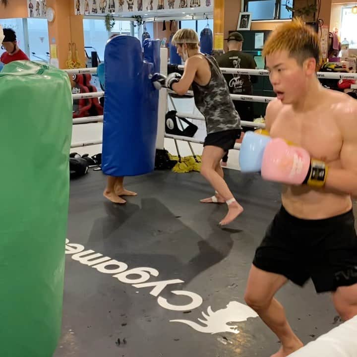 那須川天心のインスタグラム：「追い込みが終わった 仕上げきった ここまで協力してくれたみんなにありがとう 後はゆっくり回復させながら研ぎ澄ます 水になる ここって時にだけ命はれ」