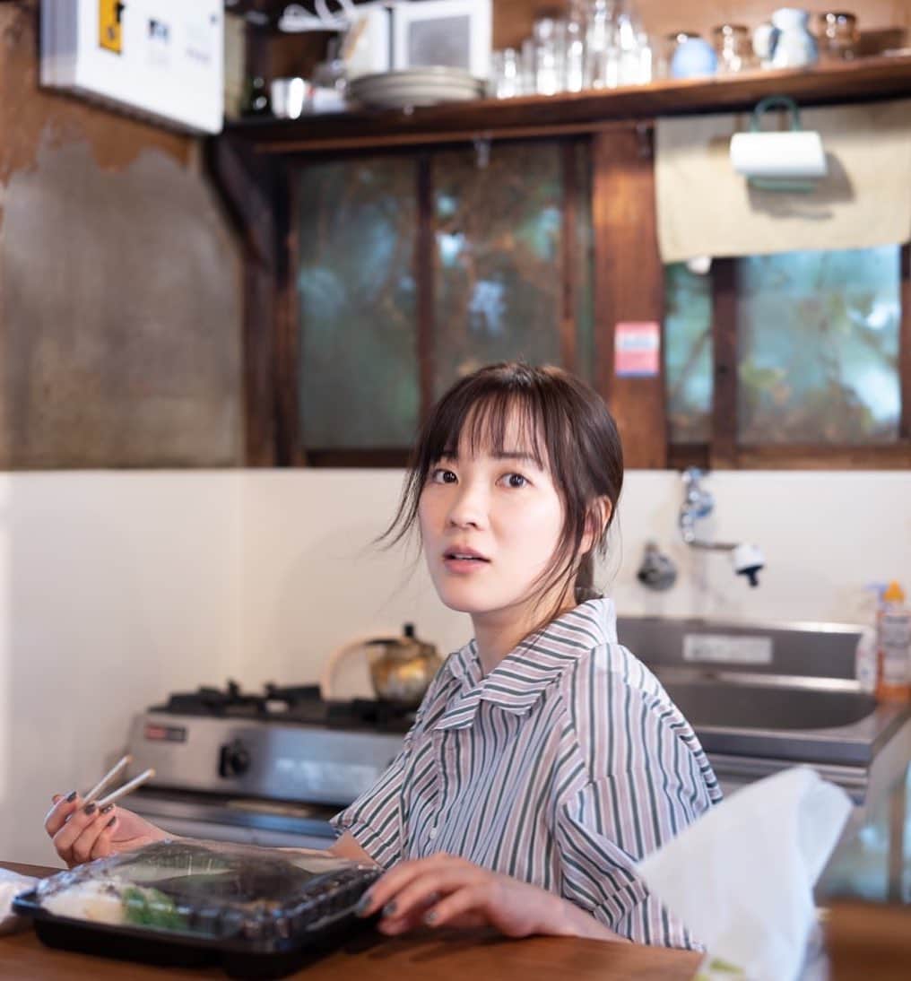 亜希子のインスタグラム：「今日も元気に働きました。  なーんかやる気でなくて、あんまり進まなかったけれど、机に向かった自分を褒めてやりたい💃✨✨  さて、今夜は『つんドル！人生に詰んだ元アイドルの事情』最新話がコミックシーモアで公開に。  そして明日、明後日は朝日新聞に大木亜希子インタビューが掲載される予定です。  自分にとって、とても大切なお話をさせて頂きました。  少し緊張してますが…💃✨またお知らせしますね📢🧑  📷:🦌✨🌱🌱🌱」