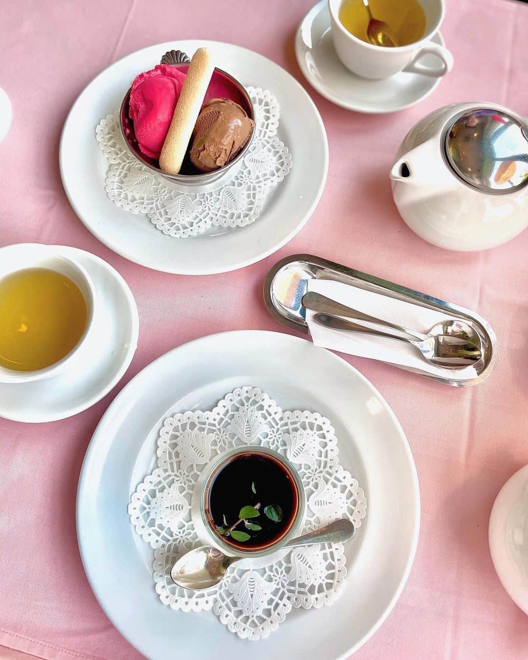 のインスタグラム：「. 久々に友人とのカフェタイム🍰☕️ 素敵な時間になりました♪  2人ともカモミールティーを頼んだ辺り、 シンパシー感じました♡  ☕️cafeAntonioにて。  #cafe #cafetime #カフェ #パンナコッタ」