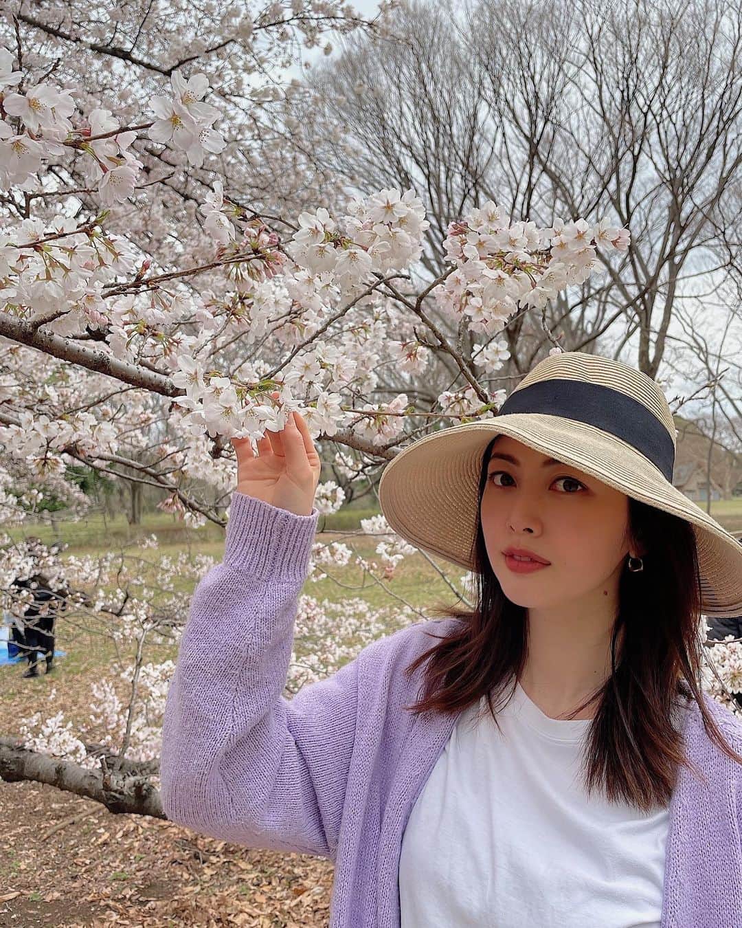 英理香のインスタグラム：「. 家族でお花見🍡🌸 . 空良、初芝生☘️✨ 楽しそうだった〜😆❣️ . 旦那とキャッチボール🥎して 楽しかったなー！！！ . お互いスポーツガチ勢だから 色んなスポーツして遊びたいな⚽️⛹️‍♀️🏸笑 . #世田谷#公園#お花見#桜#満開#息子#初芝生#9ヶ月ベビー#男の子ベビー#ハイハイ#可愛い#キャッチボール#楽しかった#🌸」