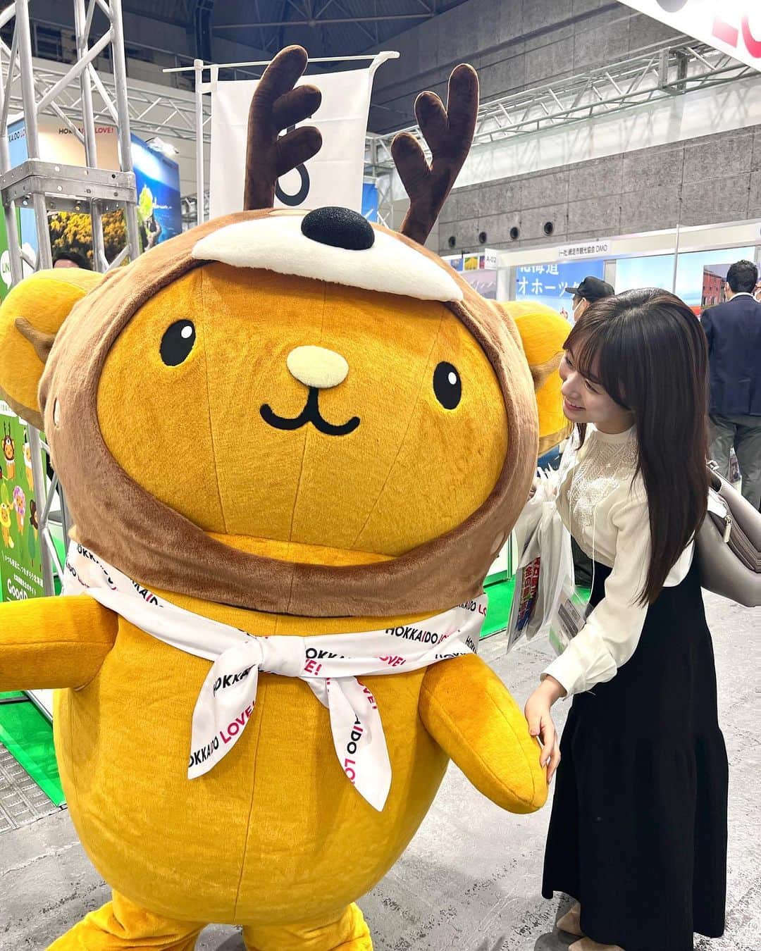 奥原ゆきののインスタグラム：「. お仕事で日本観光ショーケースに🚅💨  写真は、北海道の観光PRキャラクターのキュンちゃん💕 被り物に騙されていましたが、なんとウサギ科らしい！！😳北海道にしか住んでいない「エゾナキウサギ」がモチーフなんだって〜」
