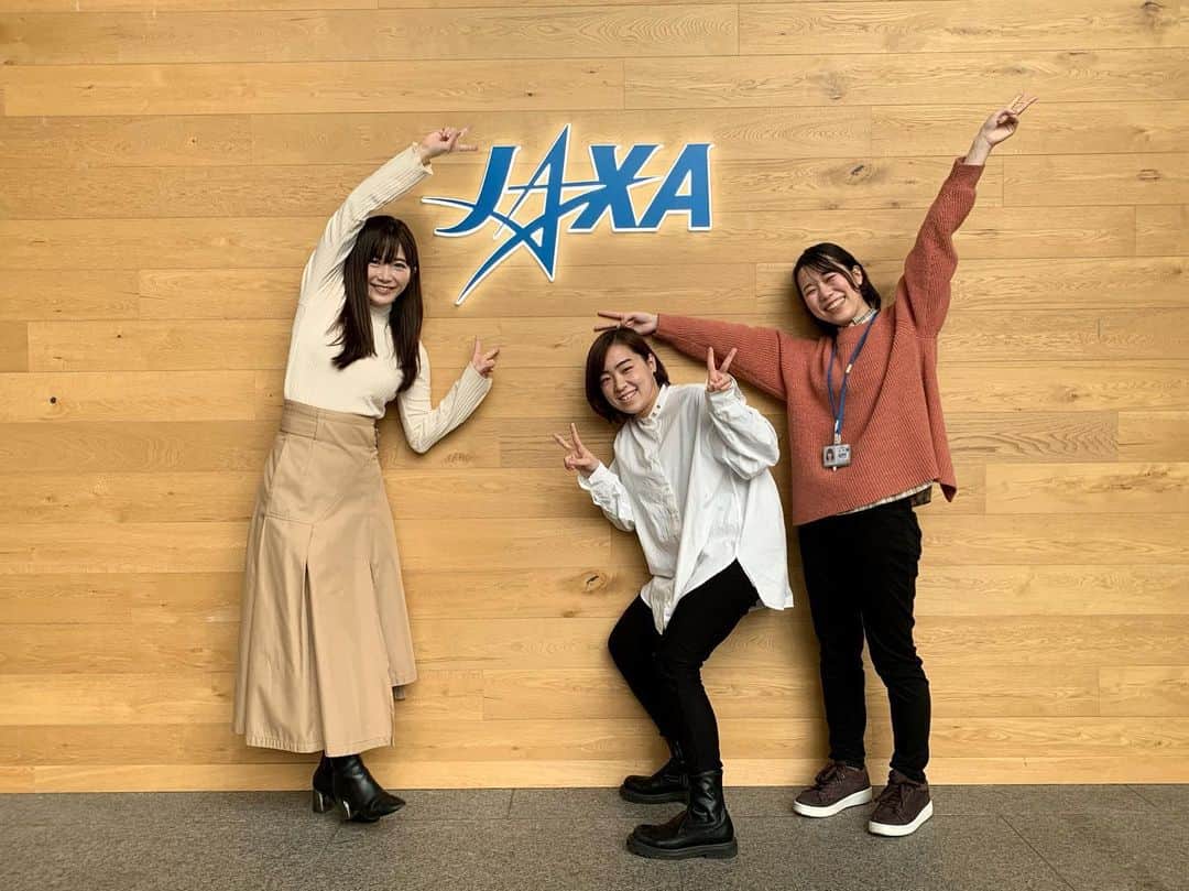 榎本麗美のインスタグラム：「本日、JAXA宇宙科学研究所（ISAS）の特別公開 『ISASオンライン特別公開2021』DAY2  に遊びに行きました！  そして、お昼の特別番組【そらむすび 】の中で、 宇宙研リポートを担当しましたよ🎤🚀  中継チームのお2人がディレクター役とカメラを担ってくれたのですが、 さすが、抜群のチームワーク😳 (初めてとは思えない、先を読んだ動きと安心な冗長系)  ごーさん&皆さん、本当にありがとうございました💫 仲間に入れて貰えて嬉しかったです✨  配信スタジオも、プロレベル！！  宇宙研の皆さんが本気出すと、すごすぎる✨ 02:18:19頃の『探探探査』もとてつもなく最高なので、ぜひ！  ■こちらご覧ください。 ↓ 【第2日・3/26 (土)】2021年度JAXA相模原キャンパス・オンライン特別公開  https://youtu.be/zdXrf-4tb6M  ■1日目もぜひ ↓ 【第1日・3/25 (金)】2021年度JAXA相模原キャンパス・オンライン特別公開  https://youtu.be/px-jLIu4DL0  #1枚目の写真大好き」