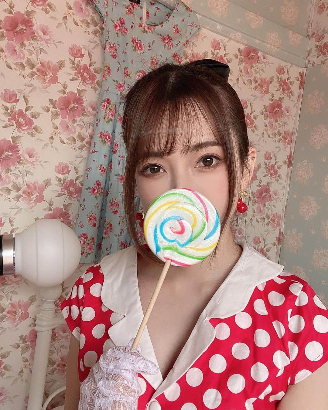 波多野結衣さんのインスタグラム写真 - (波多野結衣Instagram)「飴ちゃん一緒にたべる？🍭 . . #飴 #ペロペロキャンディ  #レトロ  #ワンピース  #波多野結衣 #波多野结衣」3月26日 21時33分 - hatachan524