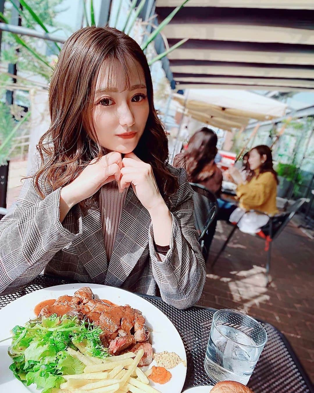 M-chanさんのインスタグラム写真 - (M-chanInstagram)「． ． 妹とお買い物してランチ🥩 何気妹と電車に乗って買い物行くのは初めてで楽しかった〜❁*. ． ここのお店のパンが美味しすぎて 何個でも食べれそうやった🍞😳✨ ． ご飯じゃなくて絶対パンにするべき！❣️ ． 炭火焼きステーキランチのダブルを2人でシェアしたけど めっちゃお腹いっぱいになりました！！ ． #大阪グルメ #大阪カフェ #大阪ランチ#大阪ランチ巡り #なんばランチ #なんばグルメ #なんばカフェ #難波カフェ #難波グルメ #難波ランチ #四ツ橋ランチ #四ツ橋ランチ #四ツ橋グルメ #堀江 #堀江カフェ #堀江ランチ #ムーラン #moulin #ステーキランチ #なんばカフェ巡り」3月26日 21時34分 - __mxx73