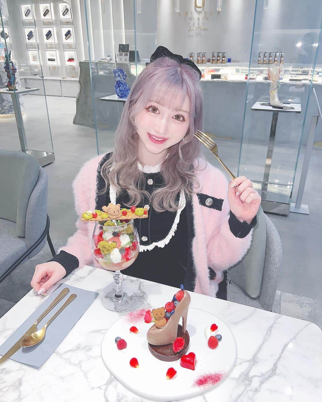 のインスタグラム：「これにてルワンジュの期間限定くまちゃんメニュー全制覇🧸💗💗💗 * * #ルワンジュ東京ルミュゼ #ルワンジュ東京 #銀座カフェ #銀座 #東京カフェ #カフェ巡り #スイーツ好きな人と繋がりたい #インスタ映えスイーツ #くま #くまスイーツ #期間限定 #大理石カフェ #louangetokyo #louangetokyolemusee #sweets #被写体 #メイド #コンカフェ #コンカフェ嬢 #サロモ #アイドル #ガーリーコーデ #フレンチガーリー #ガーリーコーデ #zara #ハイトーンカラー #ラベンダーカラー #lfl #followｍe #フォロー歓迎 #いいね」
