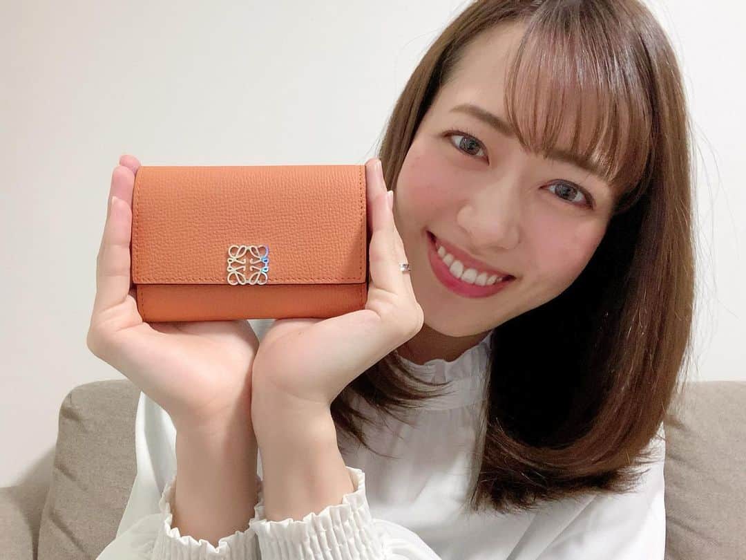 大西遥香のインスタグラム：「. 3月26日は今年一番の開運日🐯  と言うことでお財布新調しました🥰  #開運日 #一粒万倍日 #天赦日 #寅の日 #寅年 #3月26日 #お財布 #loewe」