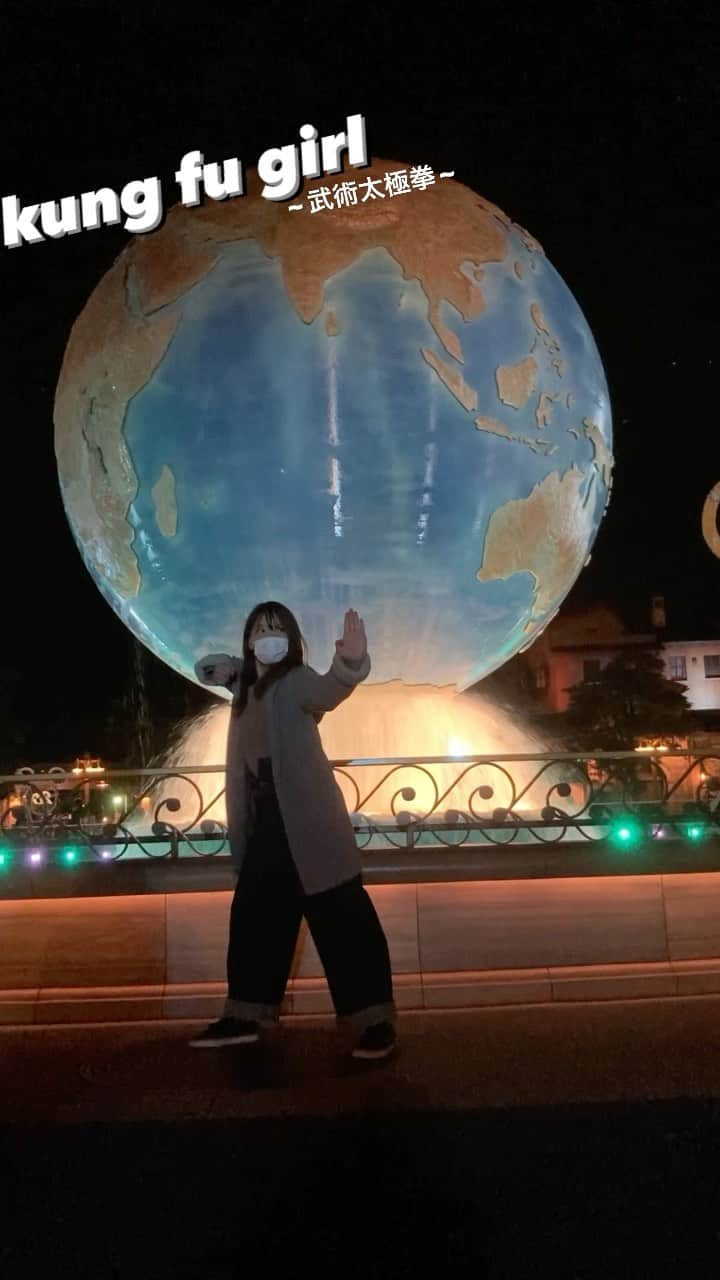 中村里香のインスタグラム：「どこでもカンフー in 東京ディズニーシー🐭🏰  #武術太極拳  #中国武術  #カンフー #wushu  #kungfugirl #カンフーガール  #ディズニー  #kungfu #長拳  #スポーツ女子 #スポーツ  #アスリート #athlete  #公園 #martialarts  #大学生  #女子大生  #アクロバット  #アクション  #action  #acrobatics  #training  #おすすめ   #パフォーマンス  #performance  #disney  #anime  #jujutsukaisen  #呪術廻戦」