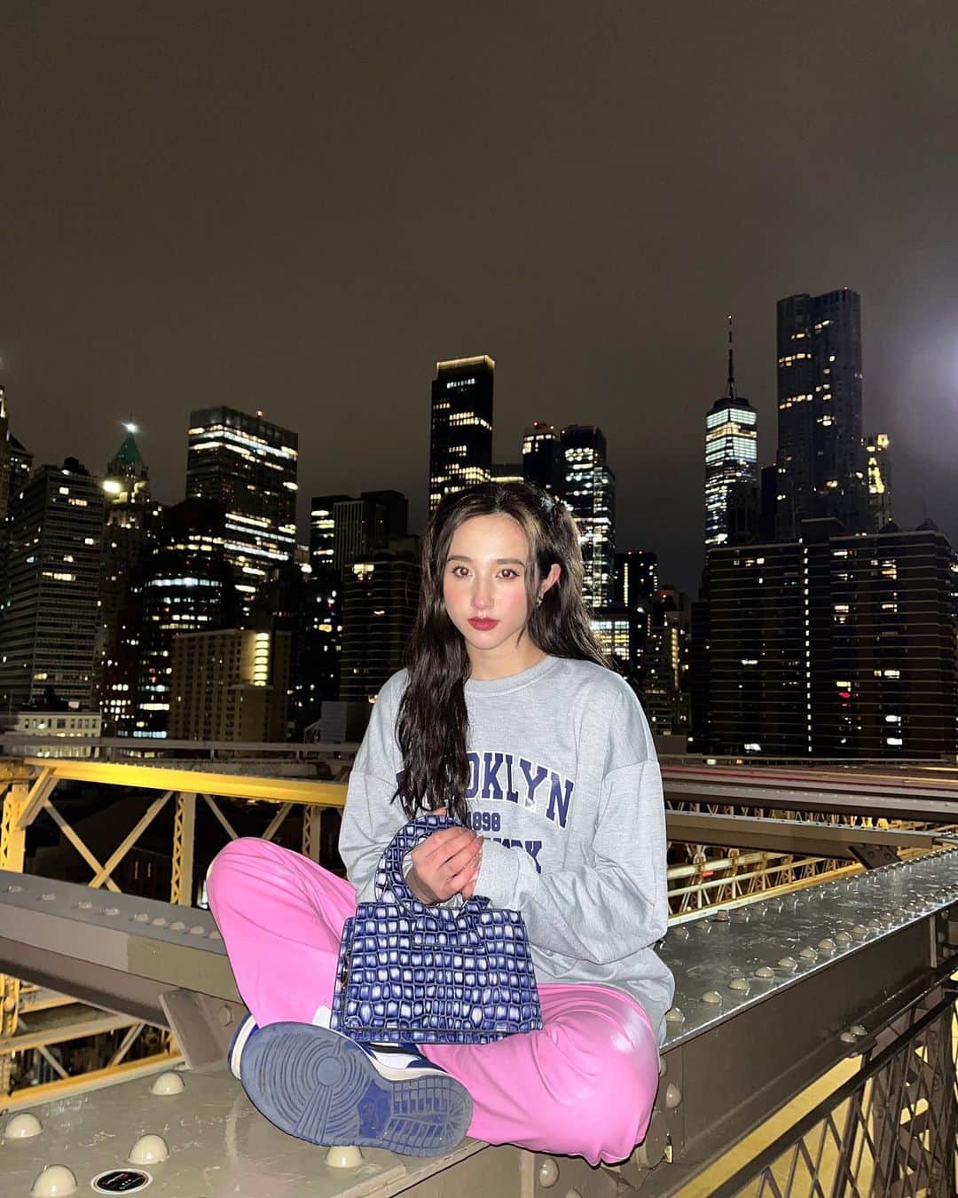 のインスタグラム：「Brooklyn baby👶🏻💗  お友達と夜チルしたくて、近かったからブルックリン橋来た🌉 NYCの煌びやかなビルが沢山見えて綺麗だったな:) この光の数だけ一人一人のストーリーがあると思うと素敵だよね<3  #ny #nyc #Brooklyn #brooklynbridge #style #outfit #ootd」