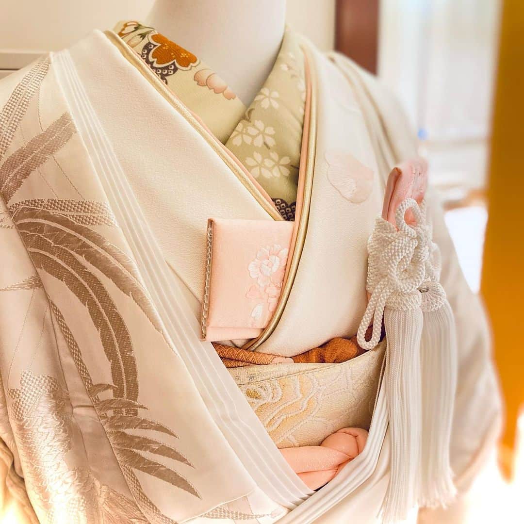 金沢結婚式 ヴィラグランディス金沢のインスタグラム：「🌸 衣裳フロアに飾られている打ち掛け  撫子色と若芽色がさし彩のふんわり優しい春のコーディネート✨  明日も笑顔溢れる素敵な一日になりますように‥  #ヴィラ嫁 #ヴィラファミリー #すべての愛しい人たちへ  #春のコーディネート #打ち掛け #kimono #kimonostyle  #springcoordinate」