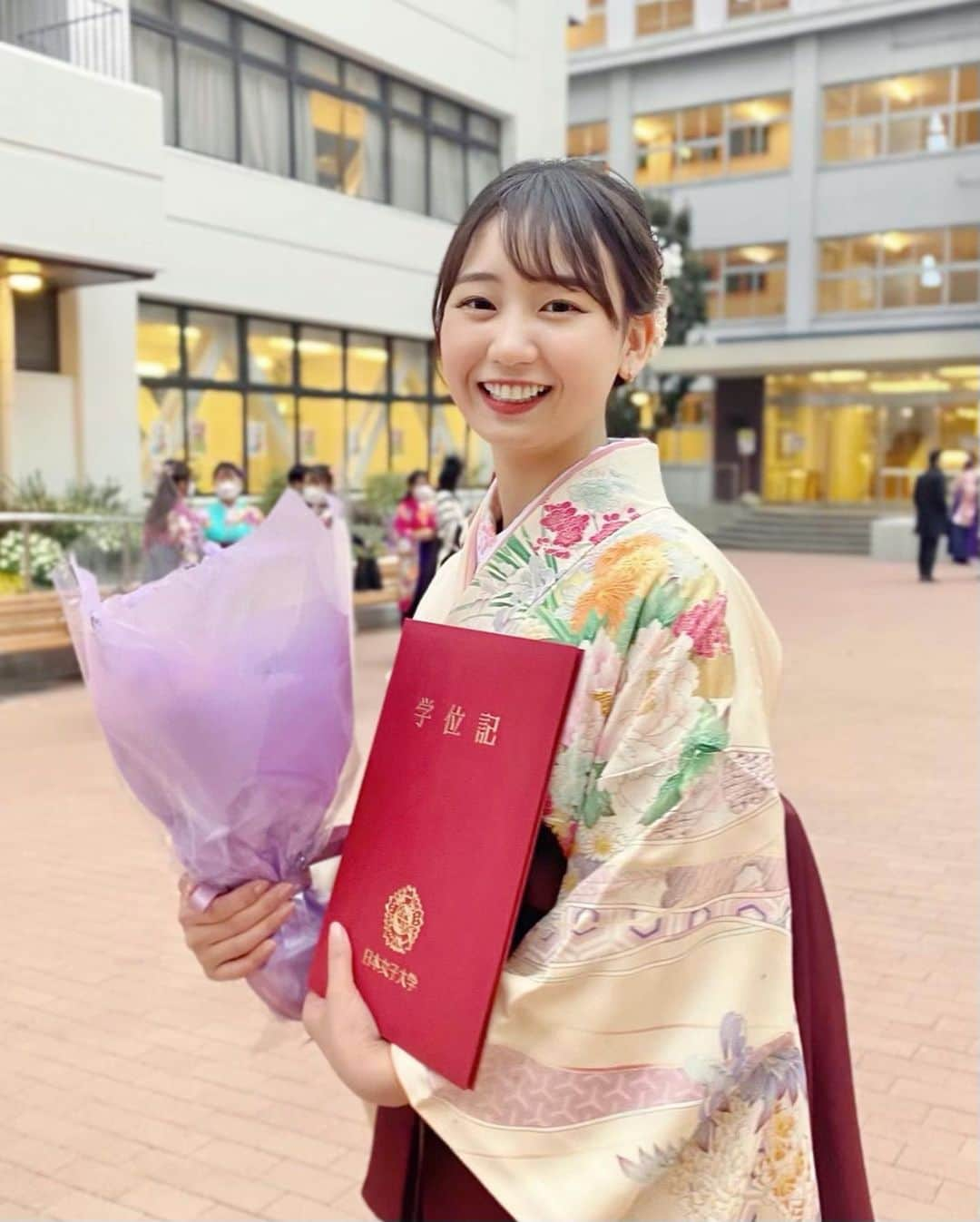 大場あゆみのインスタグラム：「日本女子大学を卒業しました 𓂃🏫🎓 ⁡︎︎ ︎︎ ︎︎ 卒業式には手作りの髪飾りと大好きな母の振袖を 自分で着付けて参加しました！ 肩や袖の花模様が本当に素敵で自慢の振袖🌸 ⁡ ⁡ 学業だけでなくサークル活動やゆかたクイーン、 学生キャスター、大学のPR、学祭実行委員、キャンパスラボなど ⁡ 課外活動も裏方から表舞台まで毎年それぞれ違った分野に 挑戦することができ、充実していた4年間でした ⁡ ⁡ これまで支えてくださった全ての方々に 感謝の気持ちでいっぱいです☺️ ⁡ ⁡ 聴くことを多くし、 語ることを少なくし、 行うことに力を注ぐべし ⁡ 式辞で学長がおっしゃっていたこの言葉を胸に 社会人も日々邁進してまいります！ ⁡ ⁡ ⁡ ⁡ ⁡ ⁡ ⁡ ⁡ ⁡ #graduation #graduationceremony #congratulations #japan #womans #university #jwu #spring #卒業式 #卒業 #卒業式ヘア #卒業式コーデ #卒業袴 #卒業式袴 #袴ヘア #袴 #袴ヘアアレンジ #日本女子大学 #大学 #大学卒業 #女子大生 #ヘアアレンジ #ヘアスタイル #着付け  ⁡」