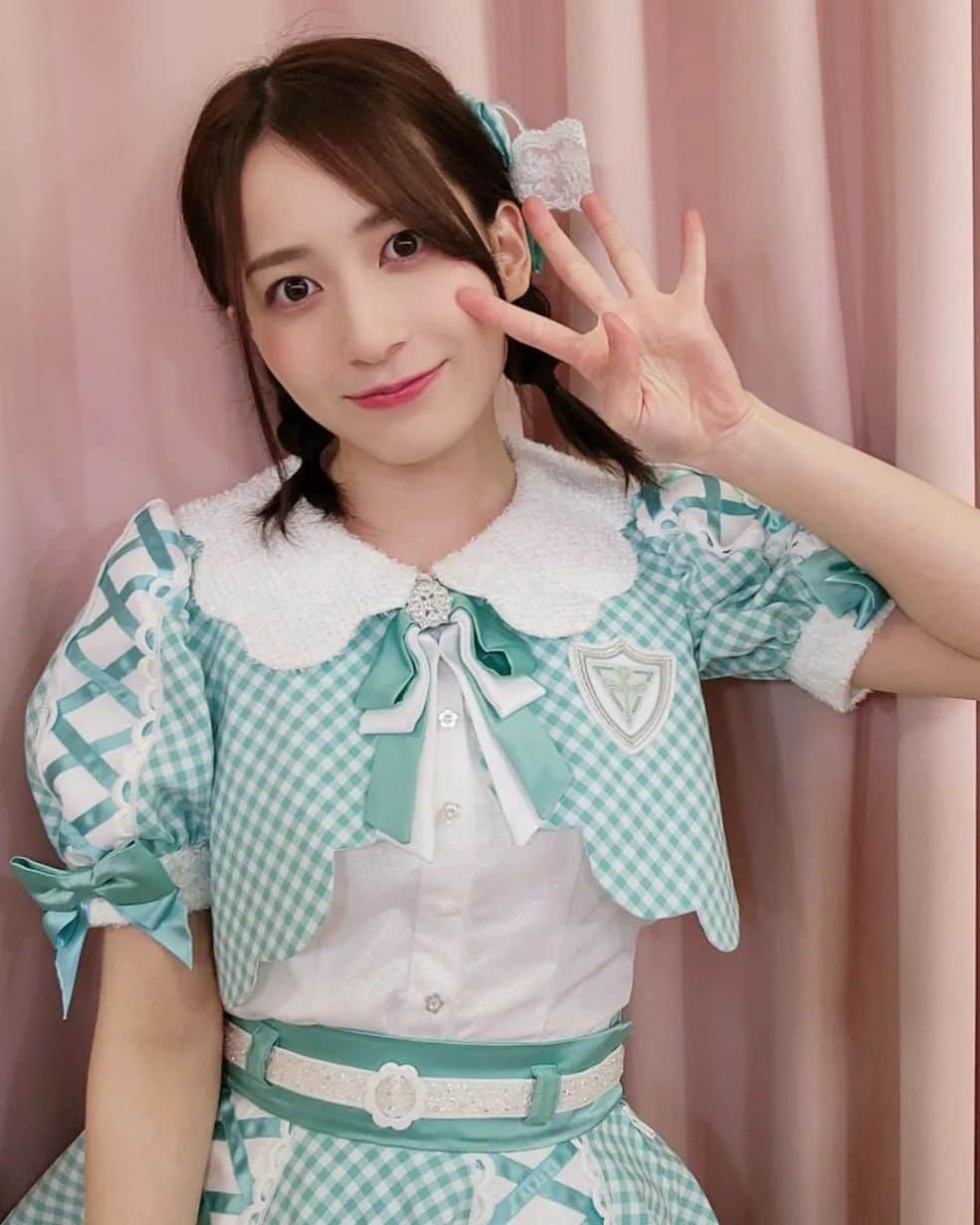 のインスタグラム：「💚  大好きなステージに立てて幸せでした。  ファンのみなさん本当にありがとう。  #AKB48 #バトフェス公演 #劇場公演 #衣装 #三つ編み」