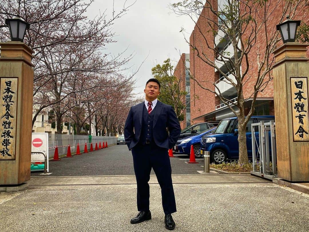 相澤隼人のインスタグラム：「先日、日本体育大学を卒業しました！  大学生活は非常に充実し、沢山の仲間と出会い、最高の時間を過ごすことができました。  2022年度からは、日本体育大学研究員として籍を置かせて頂きます。  日体大の卒業生として、誇りを持って生きていきます！  ありがとうございました！  #日本体育大学 #卒業式 #レーッツゴー #にぃったぁぃっだぁ〜い」
