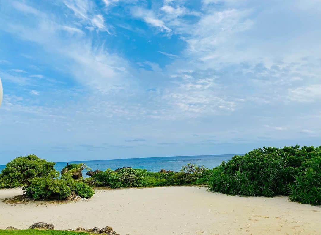 のインスタグラム：「・ 宮古島🌺 全管協・三光ソフランレディース カップに出場させていただきました⛳️ 6位でした。 沖縄の風はとてもとても強く、またグリーンや芝も違って苦戦しましたが、全国色々なゴルフ場でプレーできる事に感謝して、対応力もしっかり身につけていきたいです🙂！！ 風が強すぎて自然と体幹は鍛えられた気がする🤭笑 そして宮古島は海が本当にめちゃくちゃきれい🏝 透き通ってます✨ 大好きな先輩や友達に久しぶり会えて、たくさん充電できたので、気合い入れ直して来週のステップアップツアー開幕戦頑張ります🥰✊」