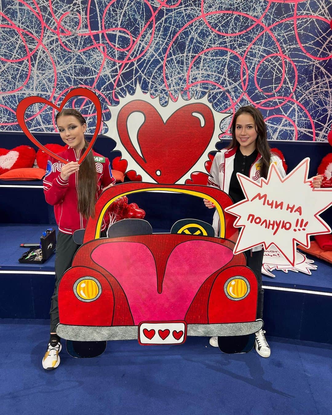 アリーナ・ザギトワのインスタグラム：「В полной готовности ❤️🚘」