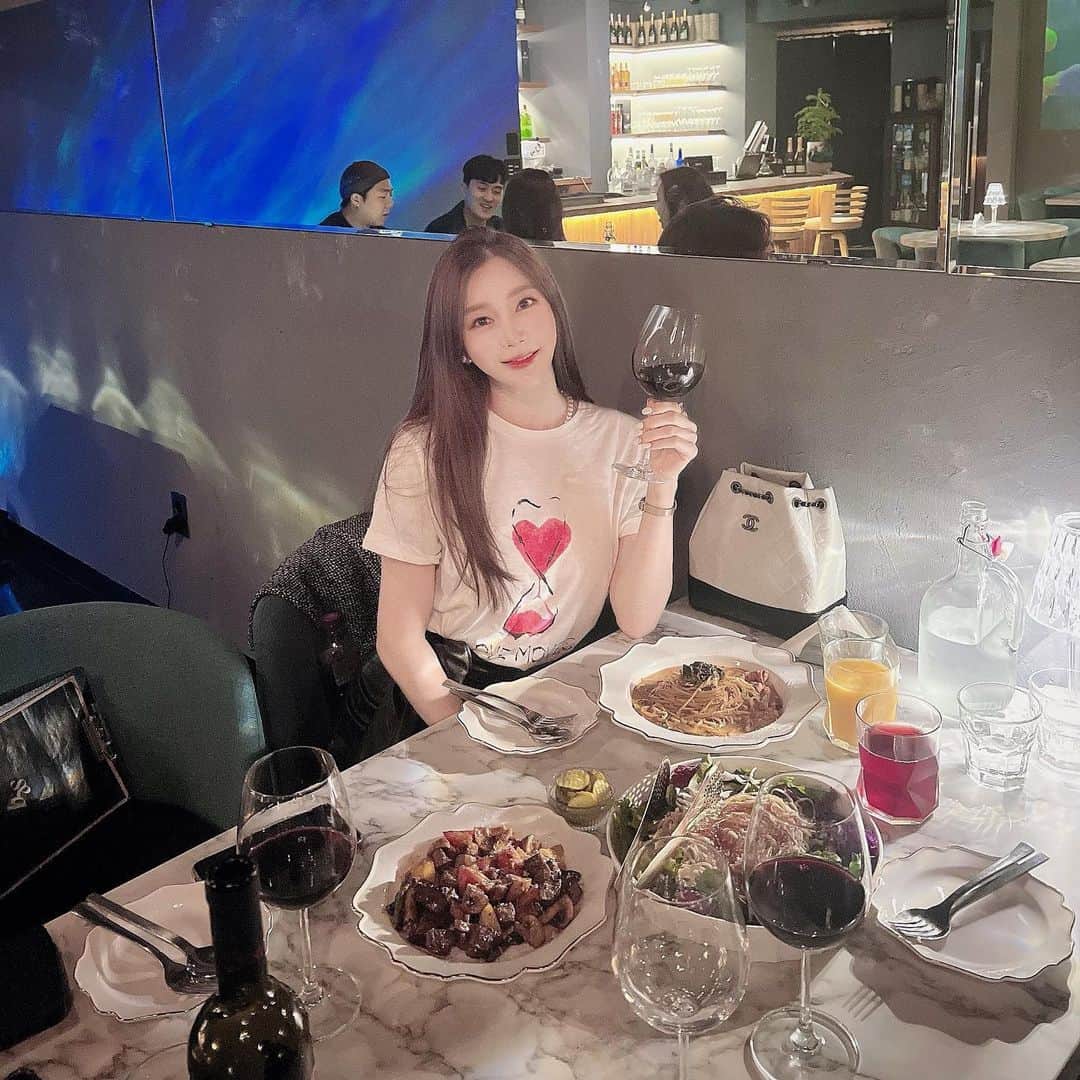 ハン・ジウンのインスタグラム：「- 아지트 접수❤️ 여기 딱 맘에 들어😎✨  @sequence_korea」