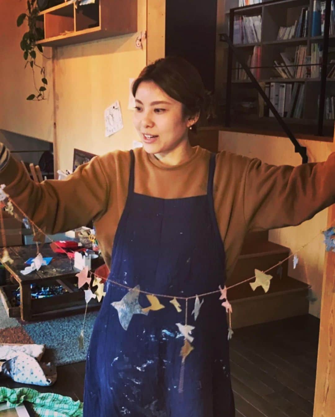 のインスタグラム：「ペロちゃんの誕生日プレゼント、遅れに遅れて今日やっと渡せた！  銅、真鍮、アルミで作った鳥のガーランドと、ペろ＆40バッヂ笑  制作に向かう車から見た、鳥達の羽ばたきが脳裏に焼き付いていて、そのイメージを膨らませてできたのがこちら。 はばたけ40歳のペロちゃん！というスローガンと重い愛を込めました笑  誕生日をうっかり間違えていて、すでに過ぎ去った事をいいことに、納得いくまで制作できたー！  アイディアを出し合って、最後まで完成形が全く想像できないまま完成した、ひらめきの塊。 これこそがものづくりの原点！  相手を想って、手の動くまま、偶然もうっかりミスも全て味方にできたのは、そういうのを大切にしている葵さんと制作したから。 わーきゃー言いながら、偶然が生み出す完璧に、何度も心打たれながら楽しんで制作できました。葵さんありがとう！  ペロちゃんも喜んでくれて、嬉しかった！今度は一緒に作ろうね☺️ @mauve.montagne  @komiyama.hiroko」